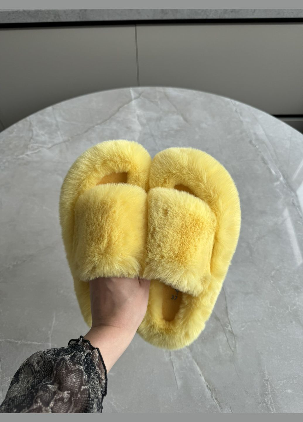 Жіночі тапочки для дому з відкритим носком із екохутра в жовтому кольорі м’які пухнасті кімнатні тапки Motivo (335056307)