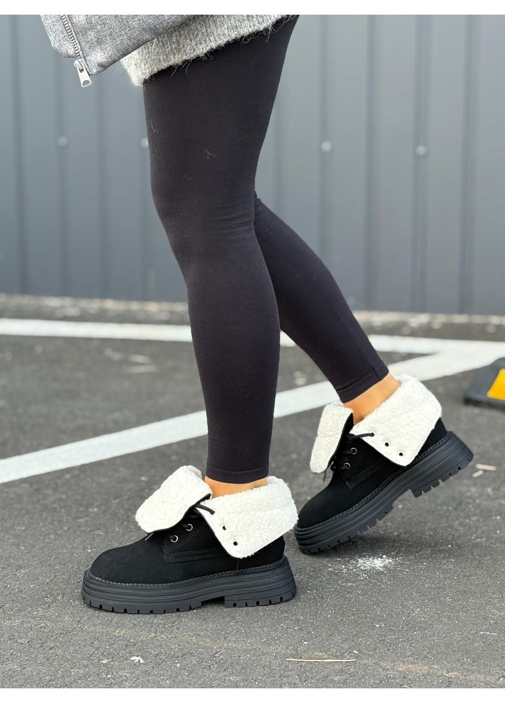 Зимние женские ботинки тёплые зимние на меху чёрные натуральная замша высокие берцы с отворотом на шнуровке тракторная подошва No Brand