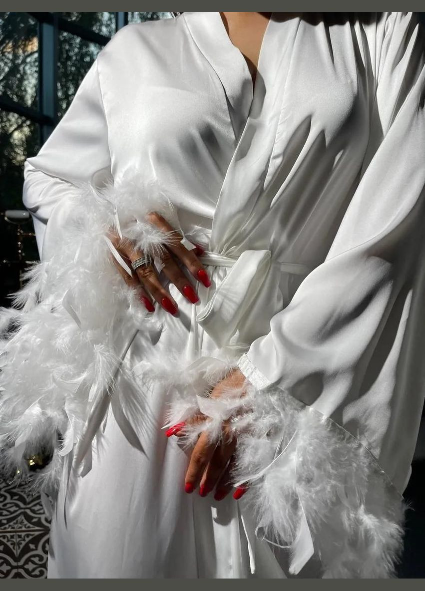 Халат атласний довгий Казкова жіночий вільного крою з декором пір'ям No Brand Халат довгий з пір`ям Fairytale (339869497)