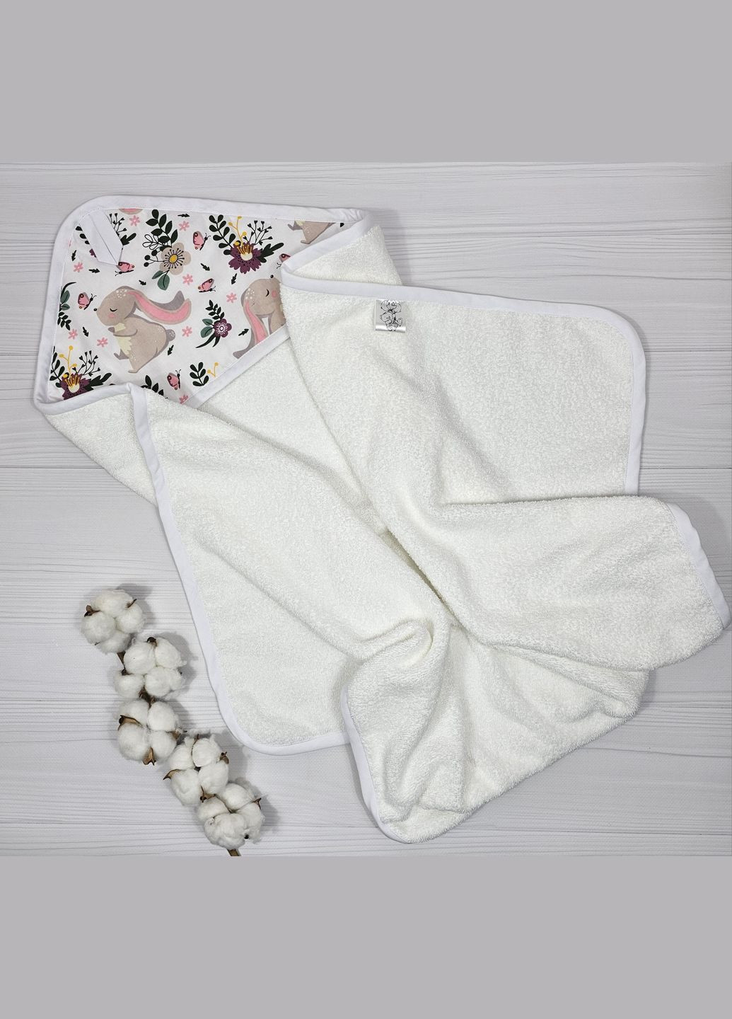 Рушник куточок a.l.babybox Зайчики на галявині 80х80 Білий No Brand малюнок білий