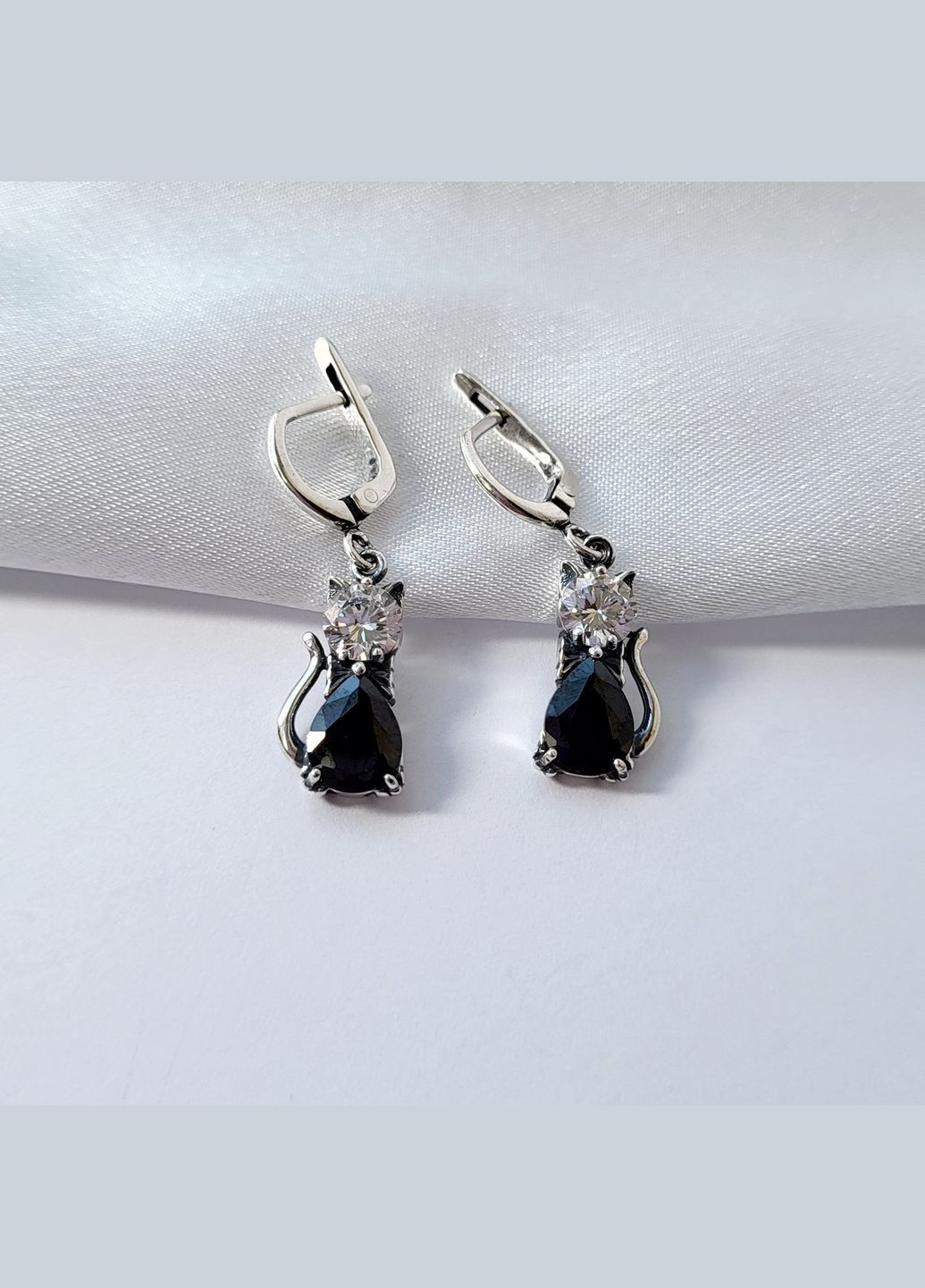 Срібні сережки з підвіскою Кішка з Чорним камінням срібло 925 проби Чорнене 2473 5.72г No Brand (331769709)