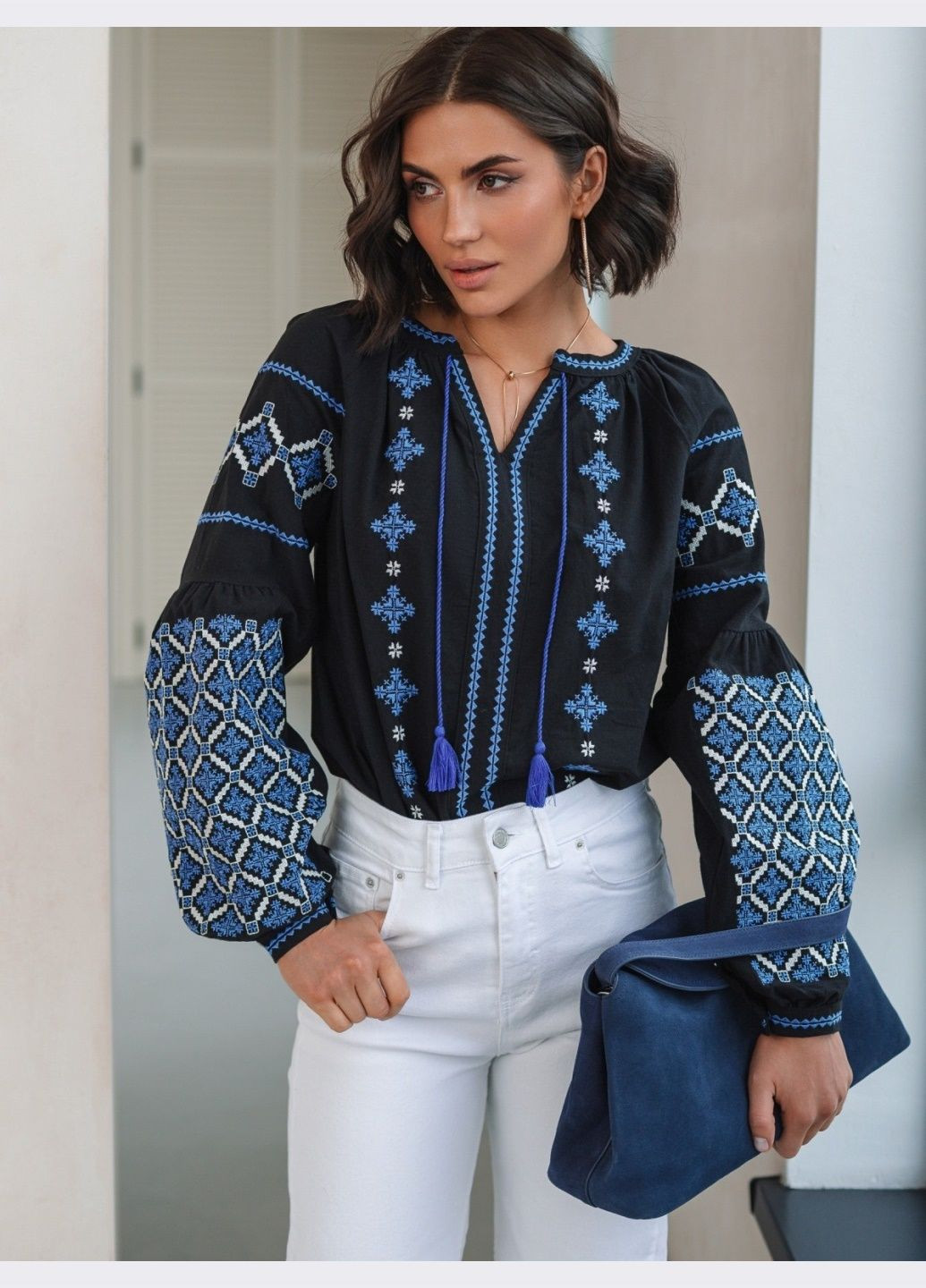 Чорна блузка чорного кольору з синьою вишивкою Dressa візерунок однотонний вільна (324389518)