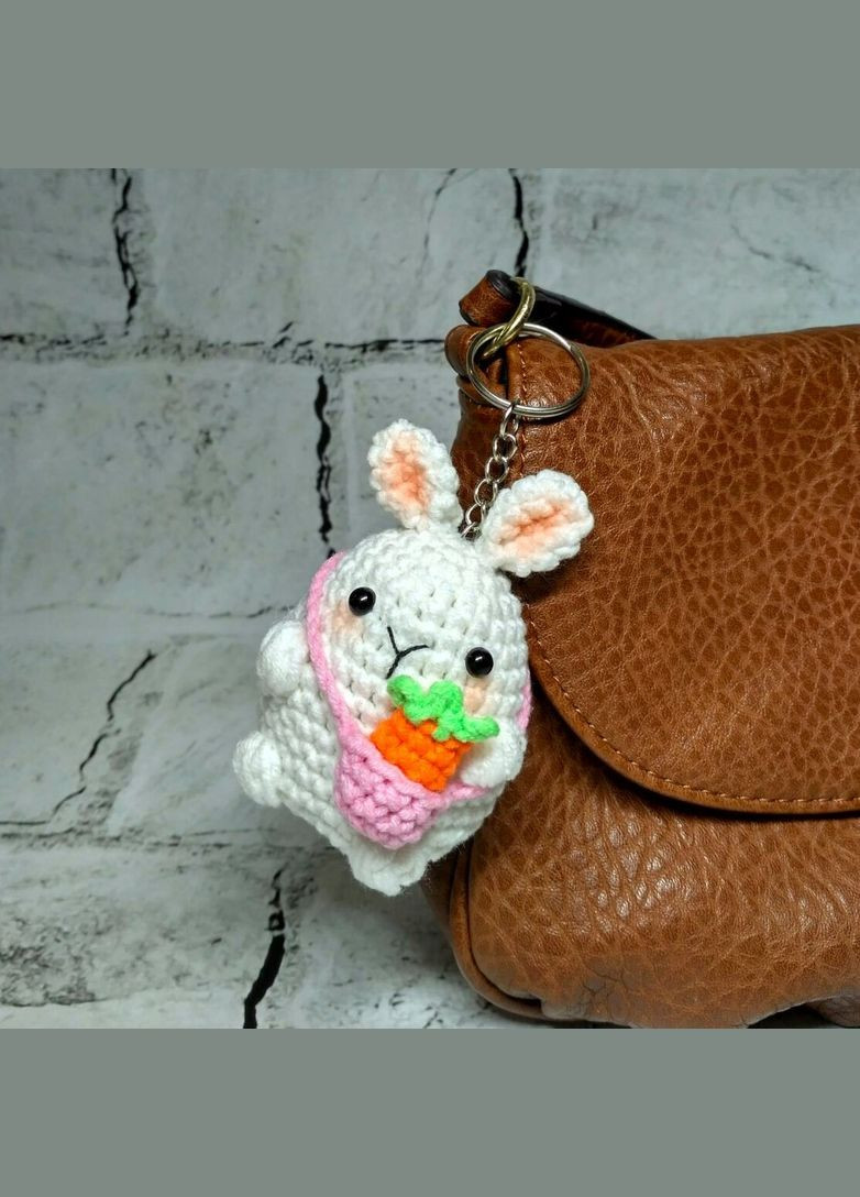 Брелок Зайчик с сумочкой игрушка вязаная ручной работы амигуруми Hand Made 6х4,5 см No Brand (329739931)