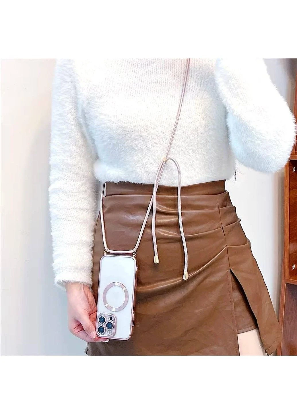 Чохол Crossbody Lanyard with Magsafe зі шнурком для iPhone 15 Pro Green No Brand (382775950)