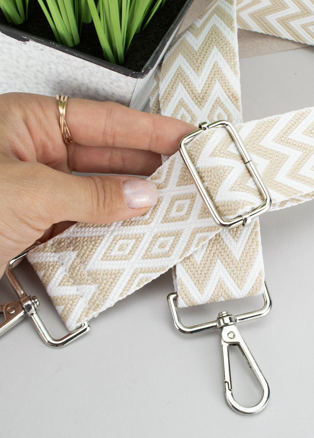 Текстильный ремень для сумки 38 мм 2719 silver с карабинами бежево-белый HandyCover (294817276)