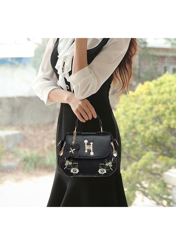 Жіноча міні сумочка з вишивкою з екошкіри чорна з плечовим ременем ProDobro (363259859)