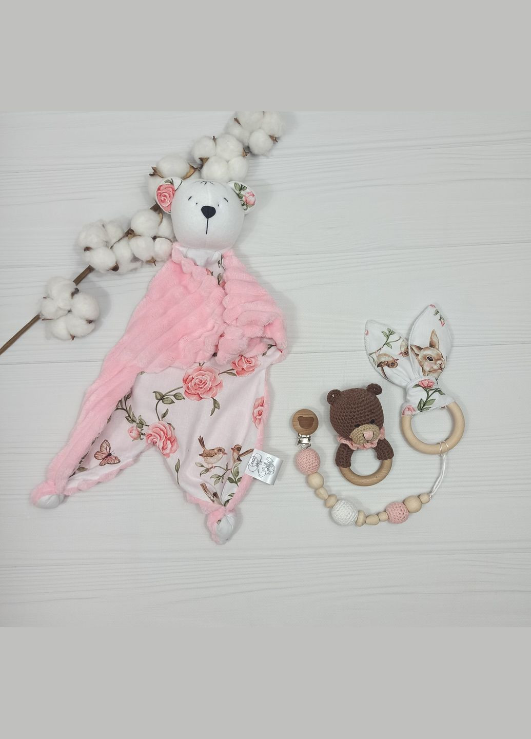 Комфортер Медвежонок, погремушка и Эко грызунок Шуршащие ушкис подвеской a.l.babybox Зайчики в розах No Brand (315488058)