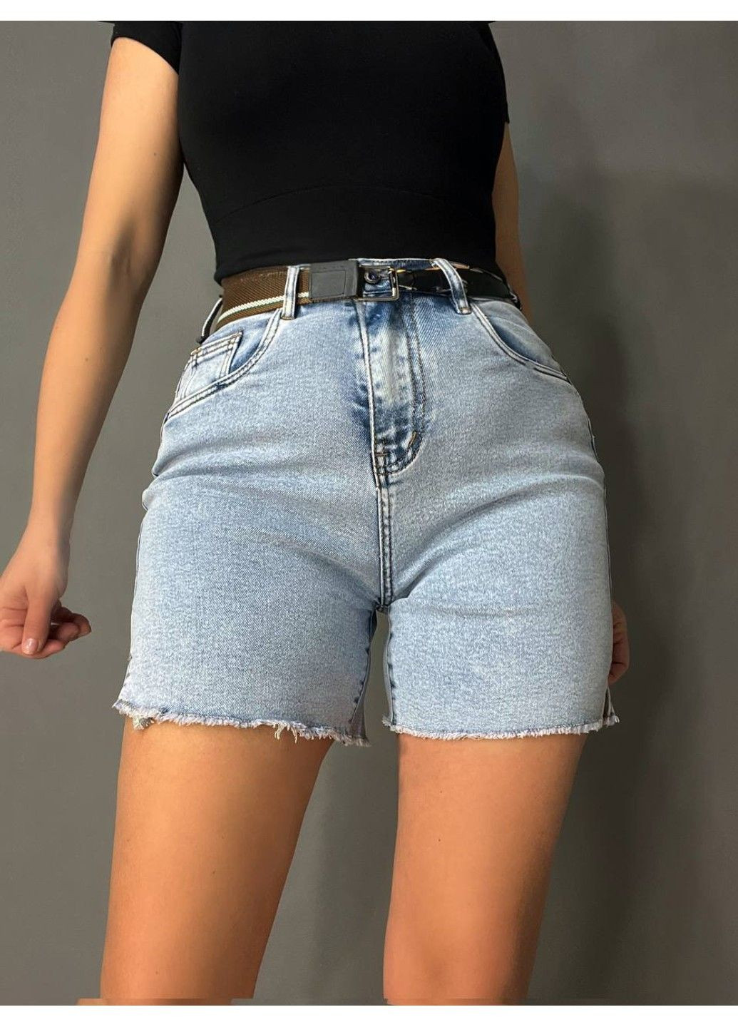 Шорты женские джинсовые 4087 средней длины с разрезами и ремнем голубые Vindasion (330940328)