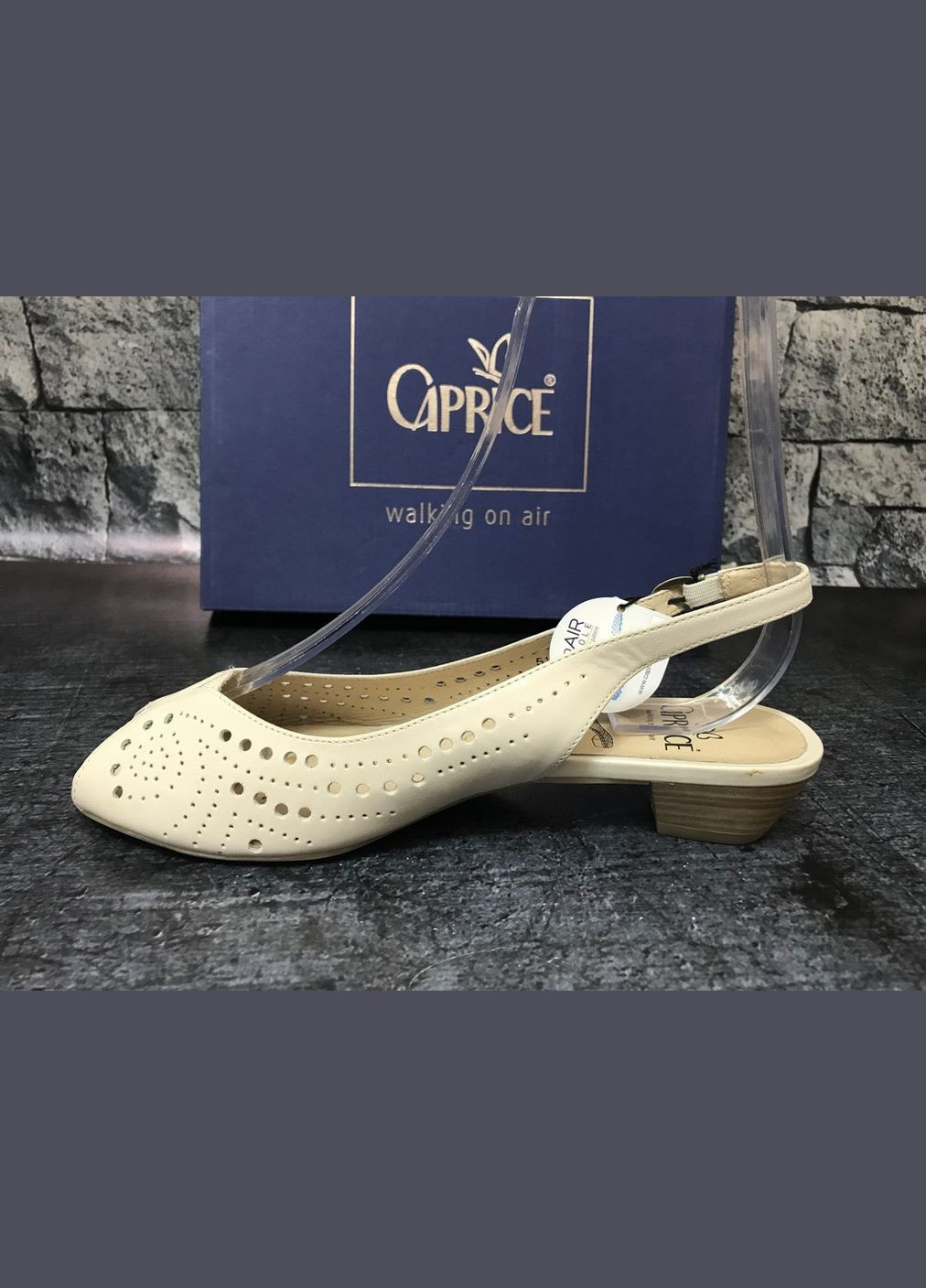 Белые женские натуральные босоножки на каблуке в белом цвете,, германия Caprice с ремешком