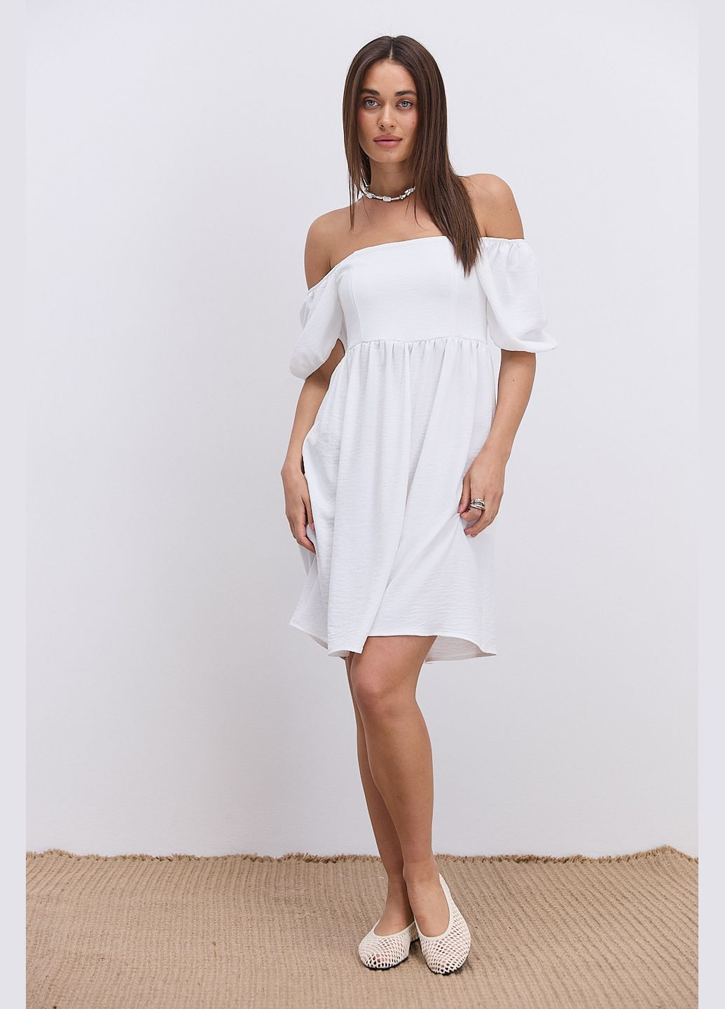 Молочна коротка літня сукня кольору хакі з відкритими плечима Arjen