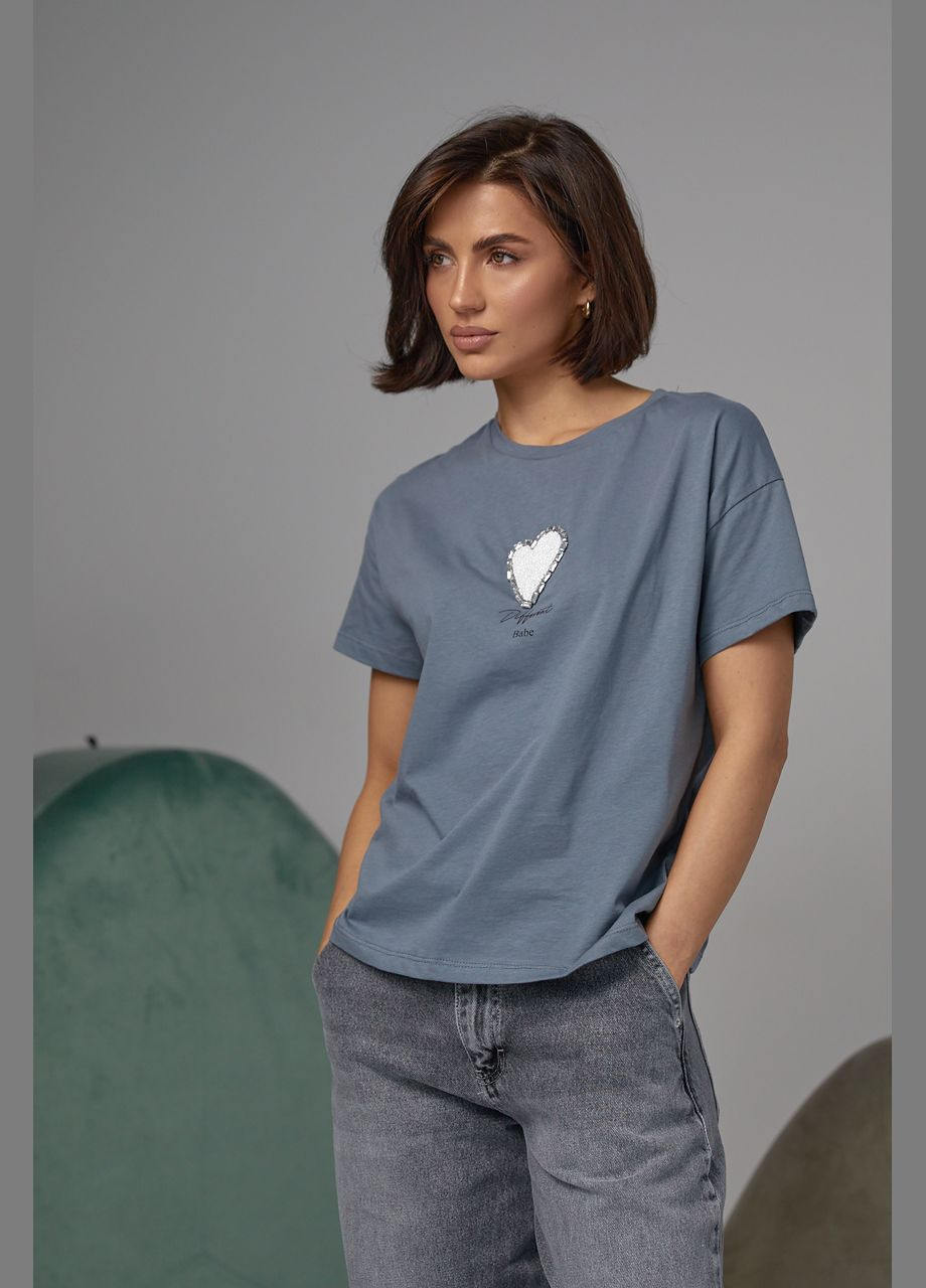 Сіра літня жіноча футболка прикрашена серцем з бісеру та страз 2404 з коротким рукавом Lurex