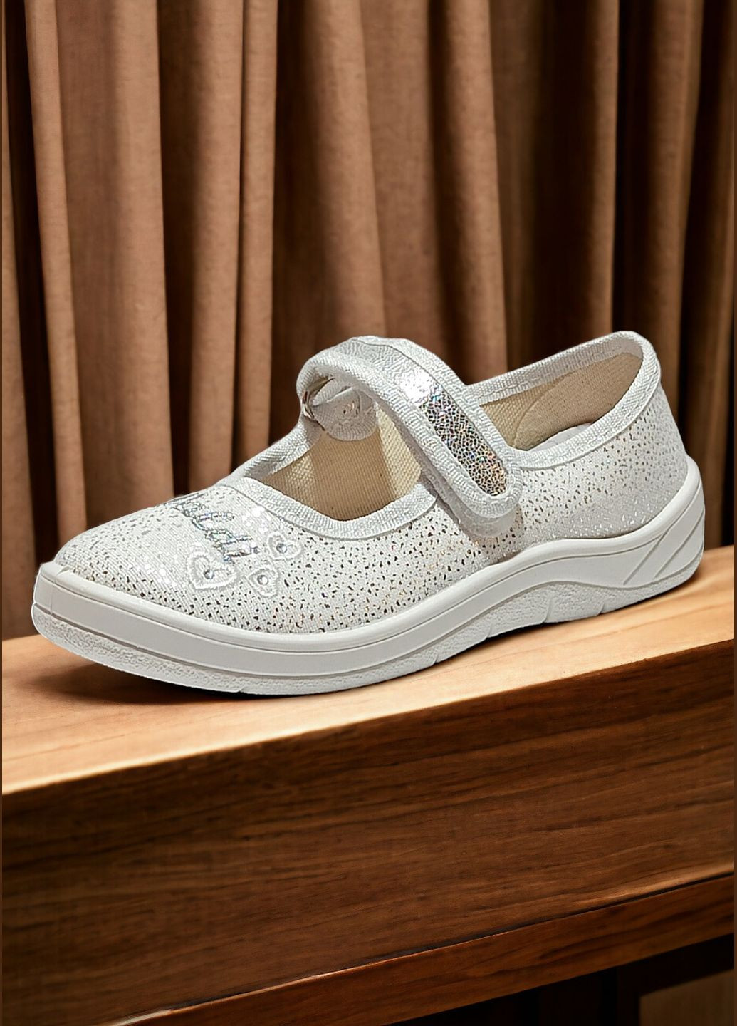 Белые детские ортопедические тапочки на липучке для девочки в садик на сменку валди Waldi со стразами, с вышивкой