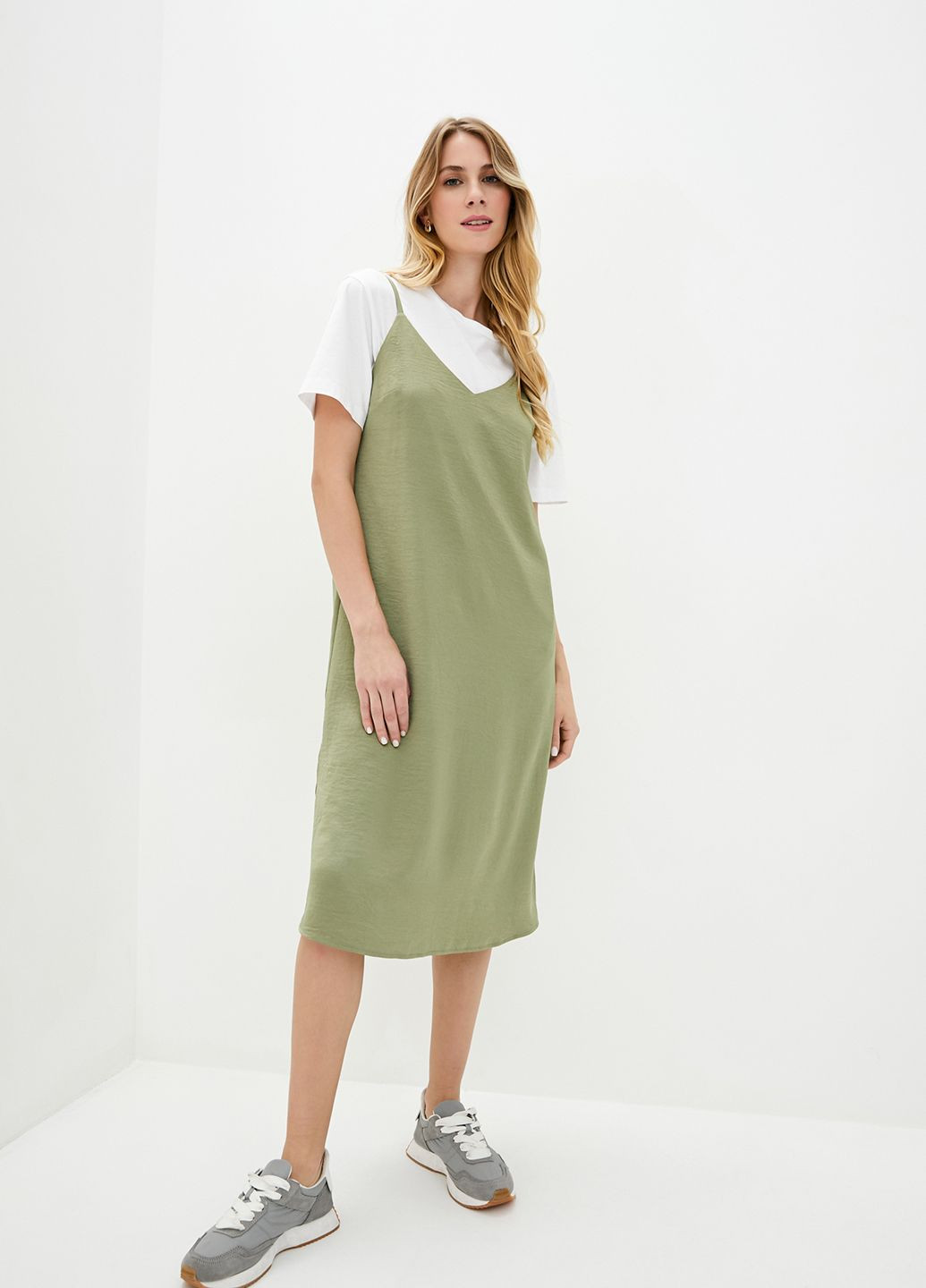 Зелена кежуал сукня-комбінація оливкового кольору. ORA однотонна