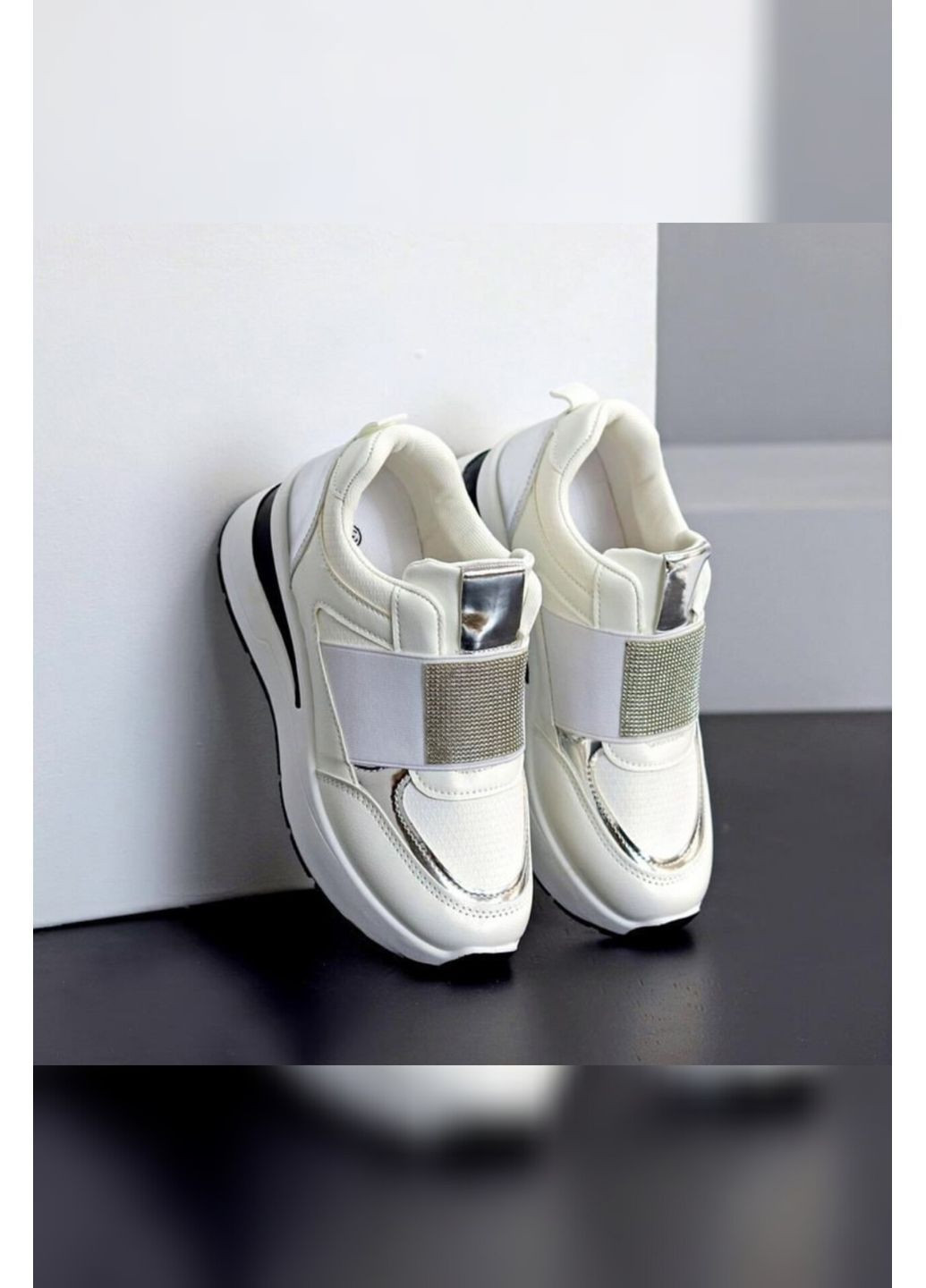 Женские белые сникерсы на танкетке с серебристыми вставками – стильные кроссовки для лета Viki Кросівки белые лето (367079393)