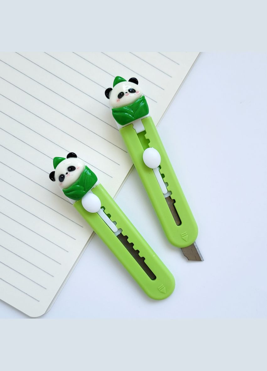Канцелярский нож зеленого цвета с объемной фигуркой панды Panda листья с пластиковым корпусом No Brand (322872582)