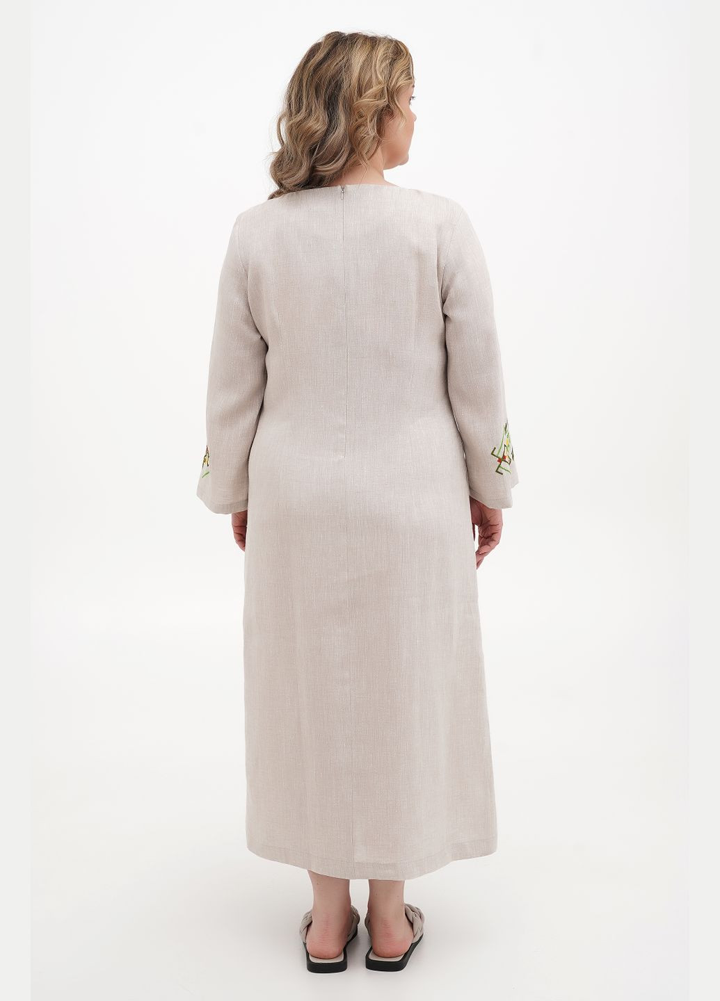 Серое прямое льняное платье с карманами и цветочно-геометрической вышивкой ватра (plus size). коричневый, р.62, код 0426/62/4705 ГАЛЕРЕЯ ЛЬОНУ