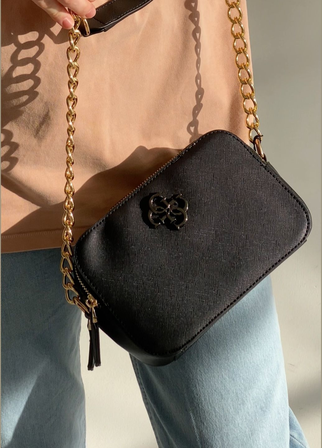 Женская прямоугольная сумка кросс-боди на цепочке GUESS черная No Brand (292577604)