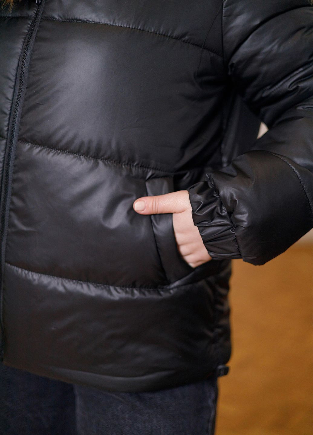 Чорна демісезонна куртка жіноча демісезонна з капюшоном на синтепоні No Brand