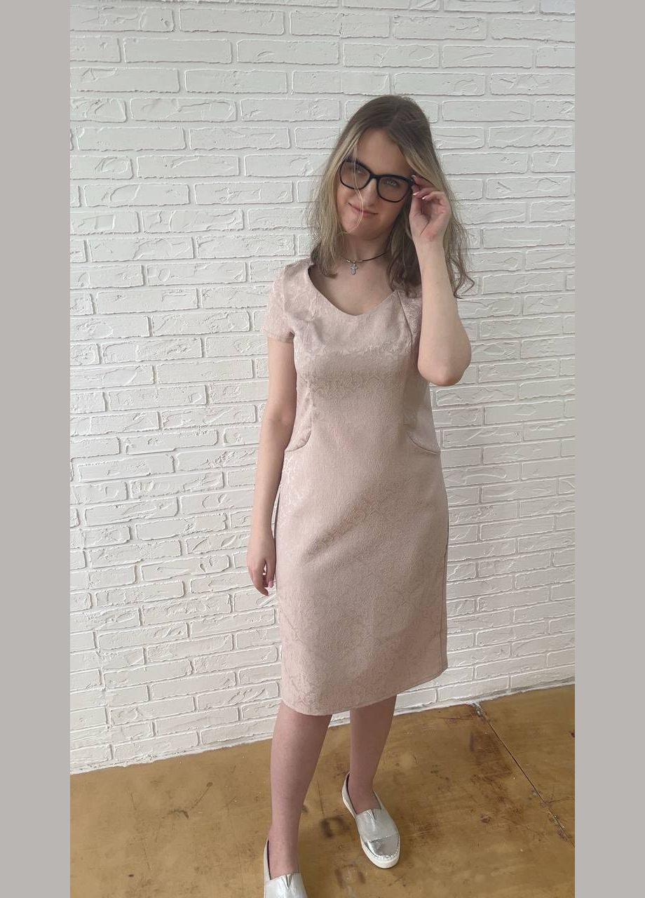 Бежева повсякденний, кежуал бежеве жакардове літнє жіноче плаття-футляр міді з квітковим принтом з візерунком з короткими рукавами сукня-футболка, футляр No Brand з квітковим принтом