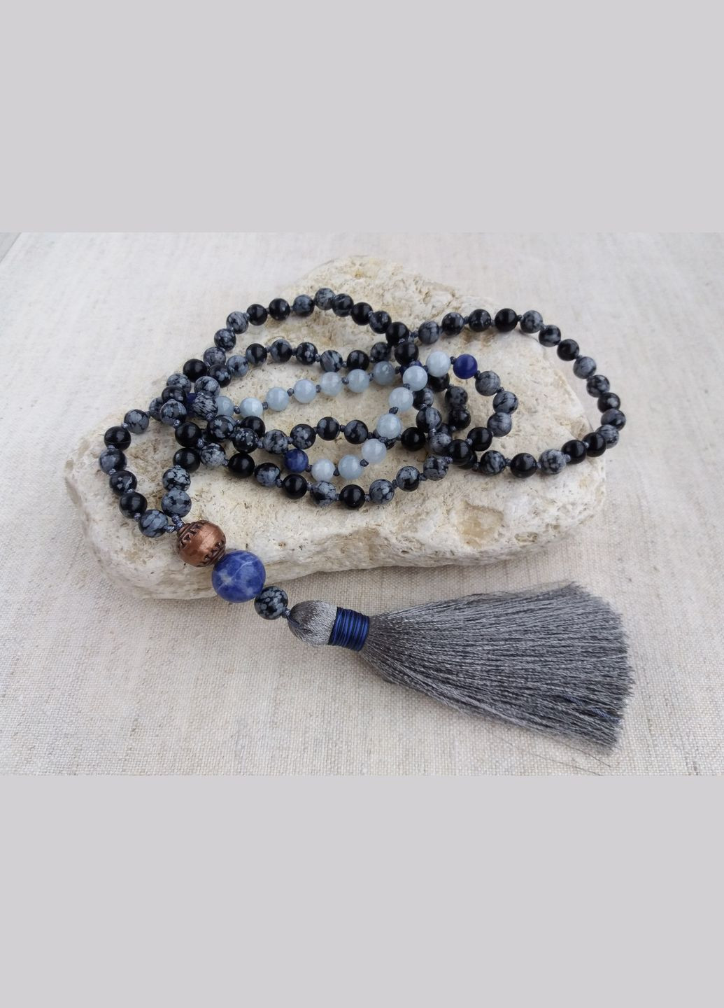 Чотки з натурального каменю Аквамарин Сніговий обсидіан 108 намистин з вузлами d 6мм No Brand (336950750)