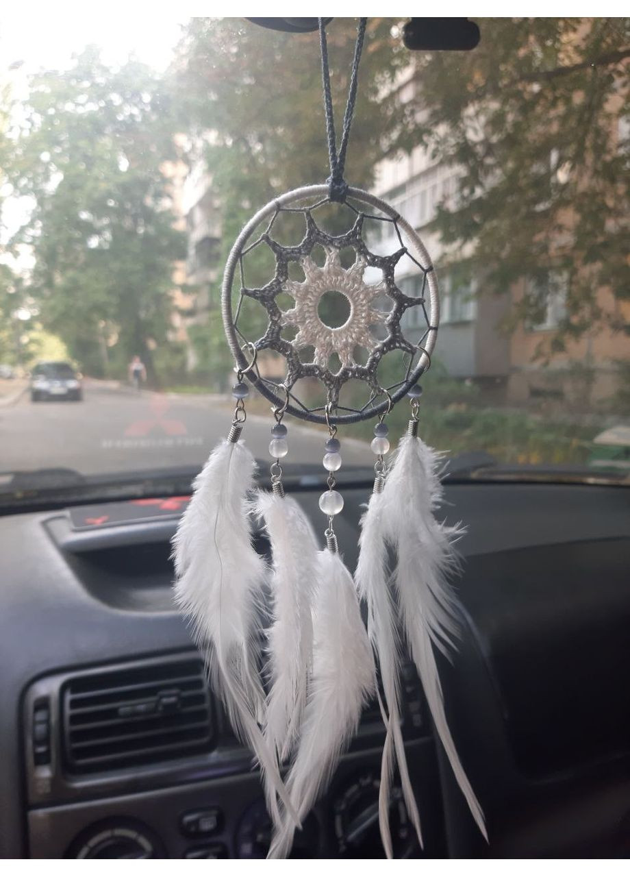 Мини/Авто-ловец снов бело-серый с перьями петуха. Оберег-подвеска в машину. Амулет на зеркало заднего вида Dream Studio (363057478)