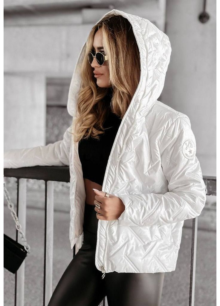 Біла демісезонна жіноча стильна куртка з капюшоном на силіконі Україна
