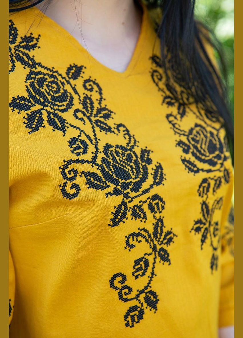 Горчичная женская льняная вышиванка горчичная с контрастной черной вышивкой и рукавом 3/4 узор цветочный приталенная, свободная, прямой лен (323159668)