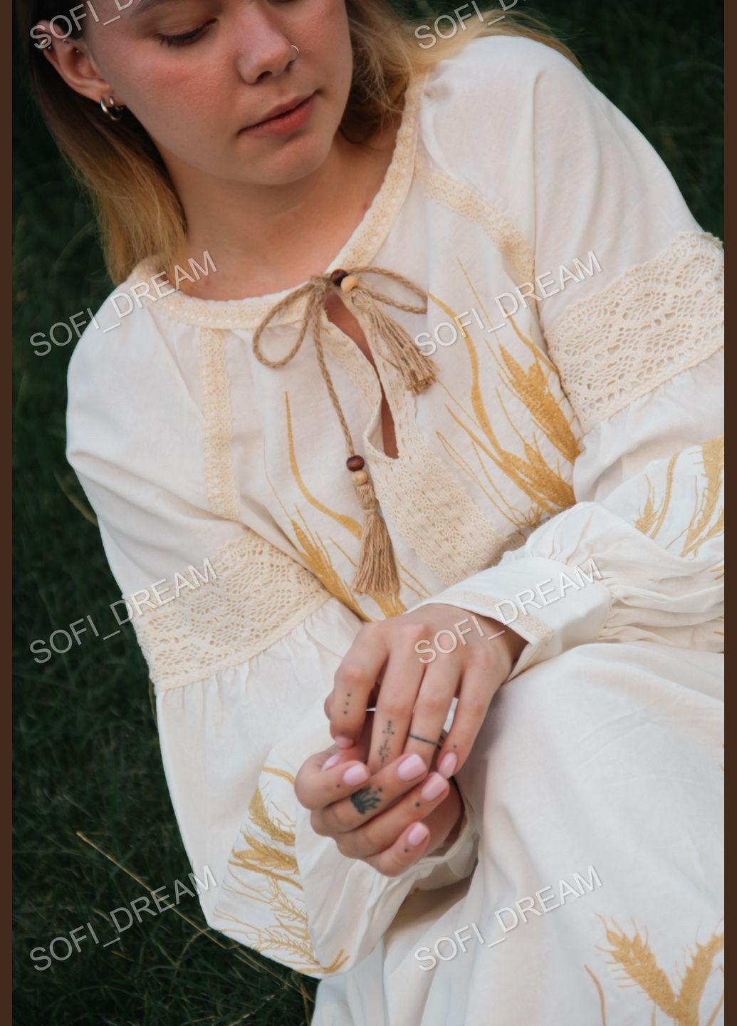 Молочное женское вышитое платье "колосья" с акцентным поясом ESQ