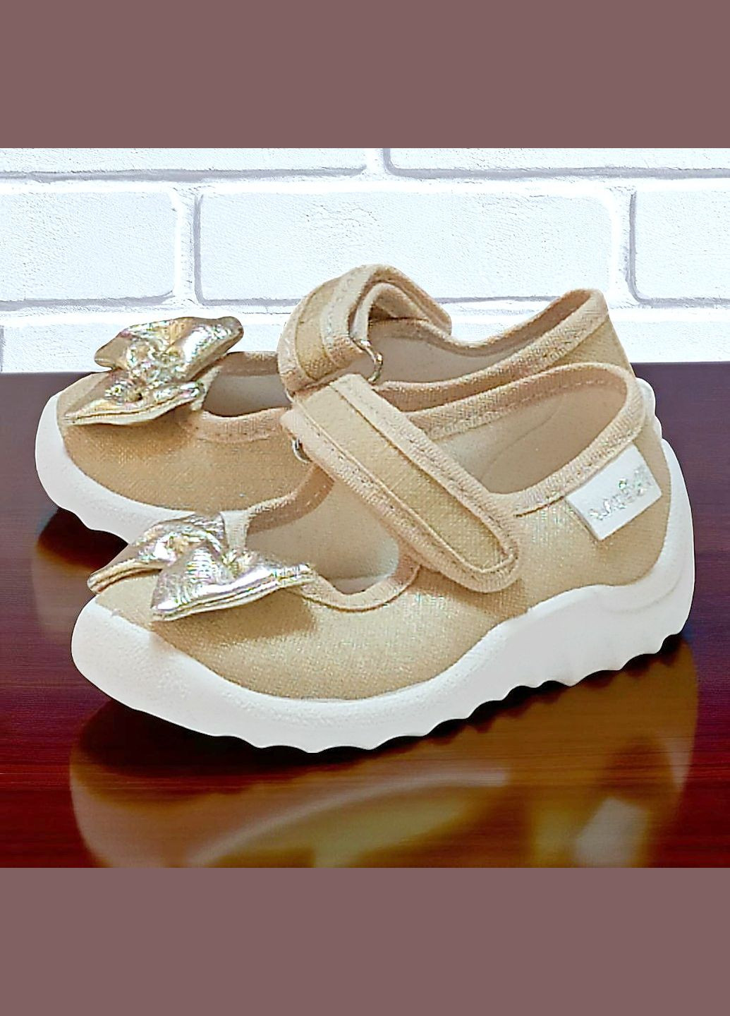 Золотые ортопедические закрытые тапочки на липучке сменка в садик для девочки валди Waldi с бантом