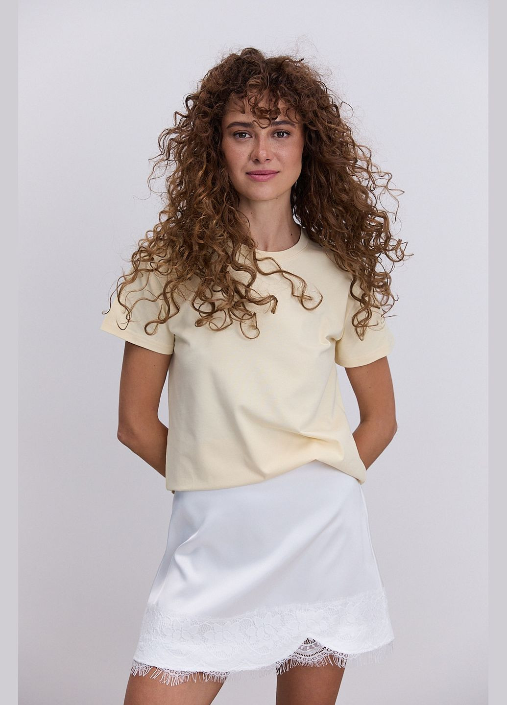 Молочная короткая атласная молочная юбка с кружевом внизу Arjen