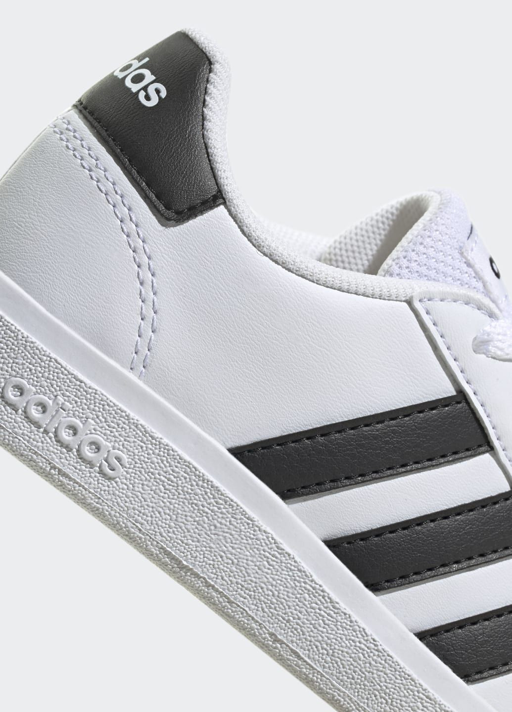 Белые всесезонные кроссовки grand court lifestyle tennis lace-up adidas