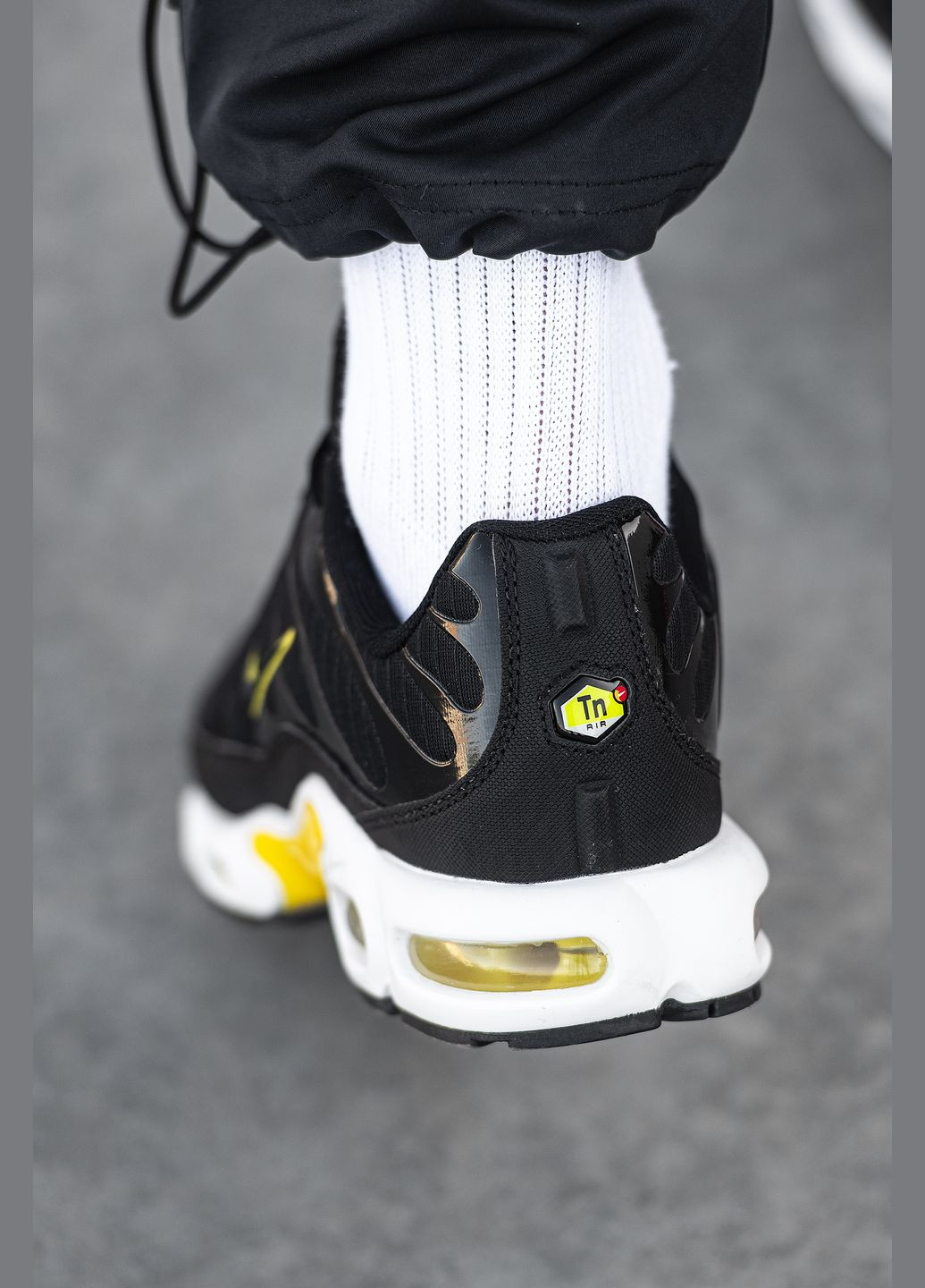 Черные демисезонные кроссовки мужские Nike Air Max TN Black/Yellow