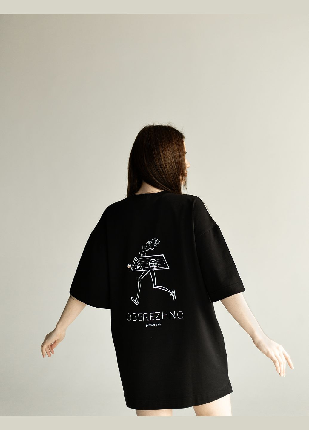 Оверсайз футболка чимчикує дах чорна nadiupishou (337990773)