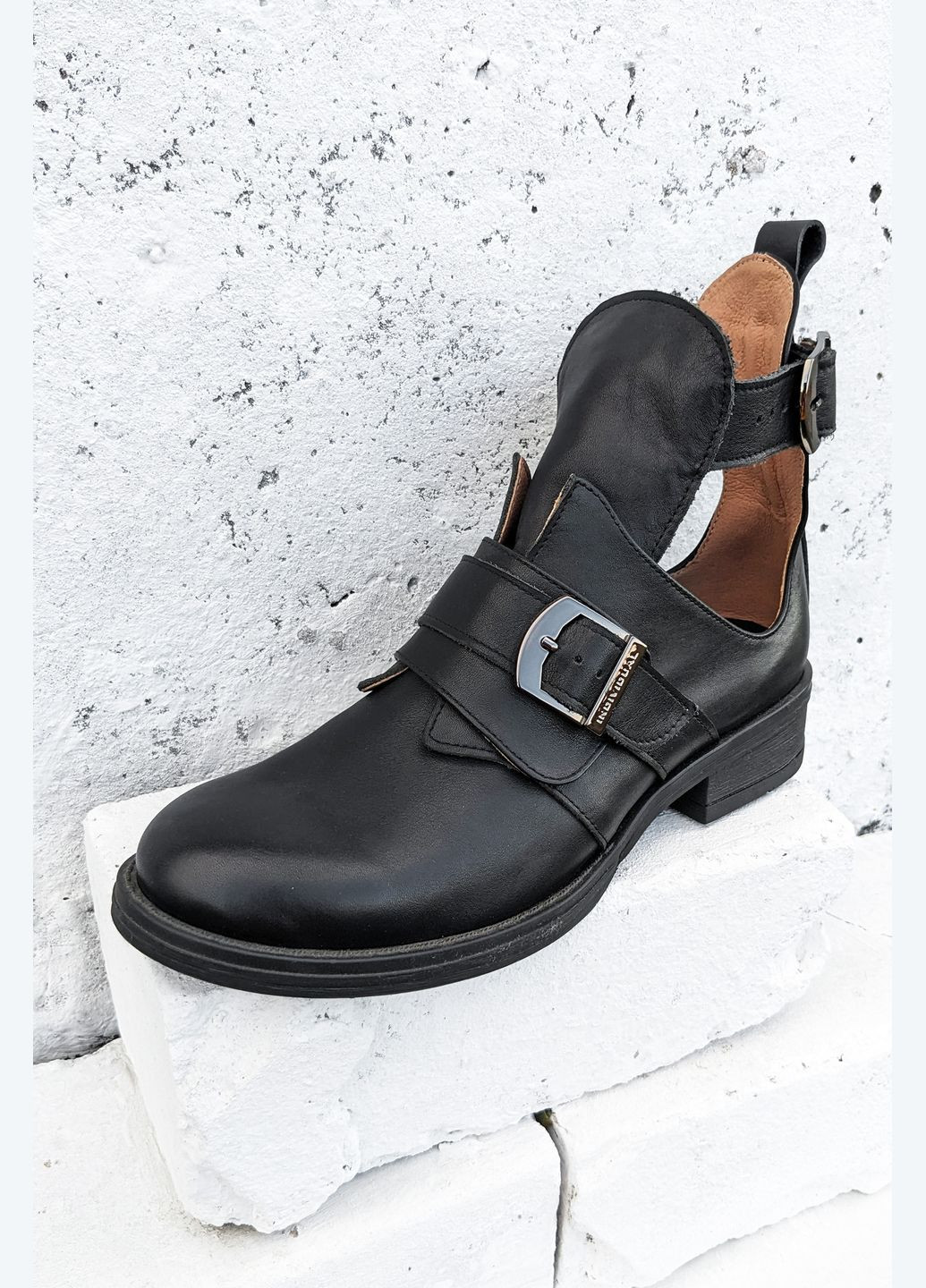 Туфли женские кожаные классические закрытые с пряжкой на невысоком каблуке InFashion на низком каблуке