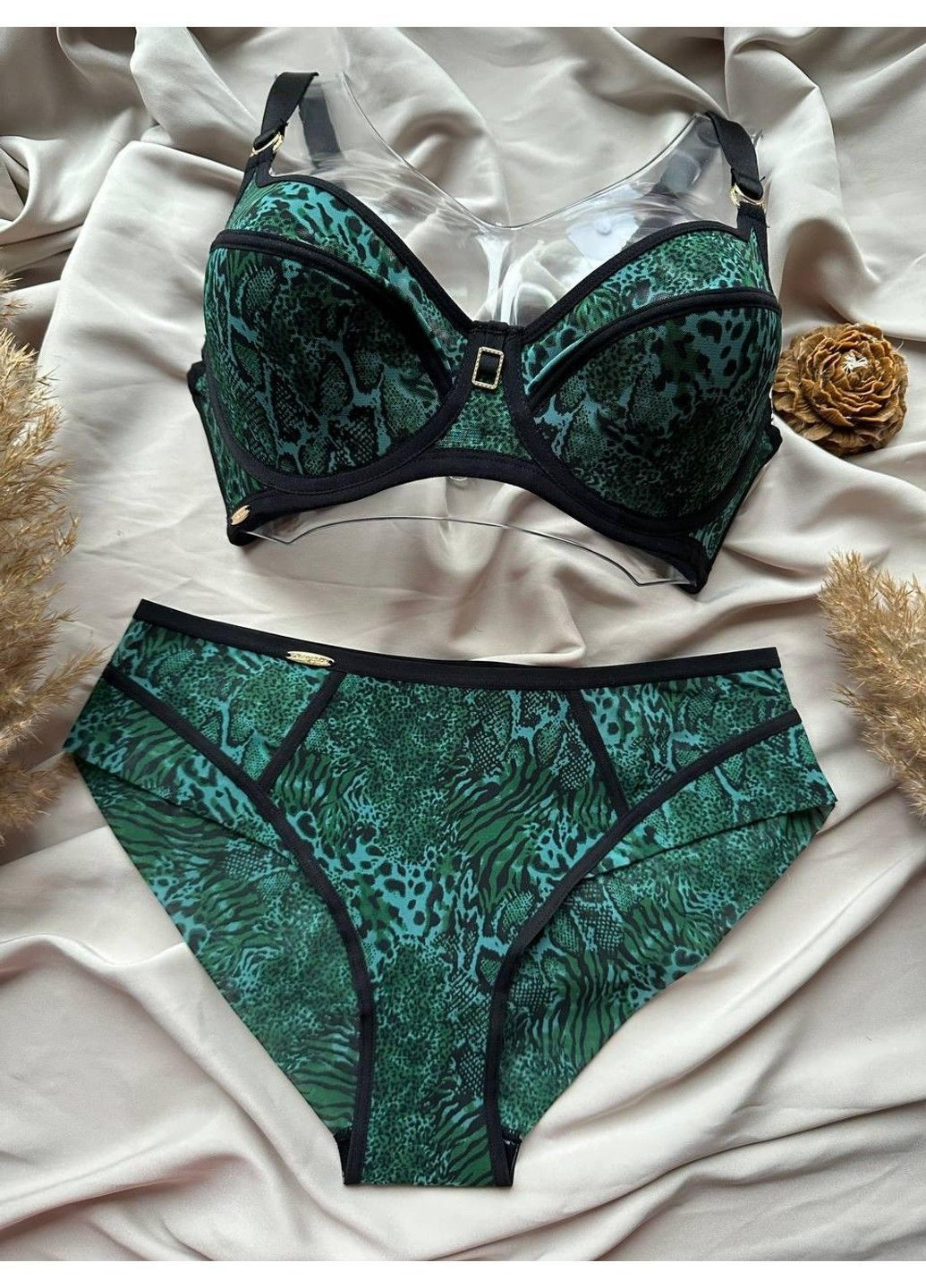 Зеленый комплект бюстгальтер мягкая чашка + трусики слип 11506 зеленый Lanny Mode