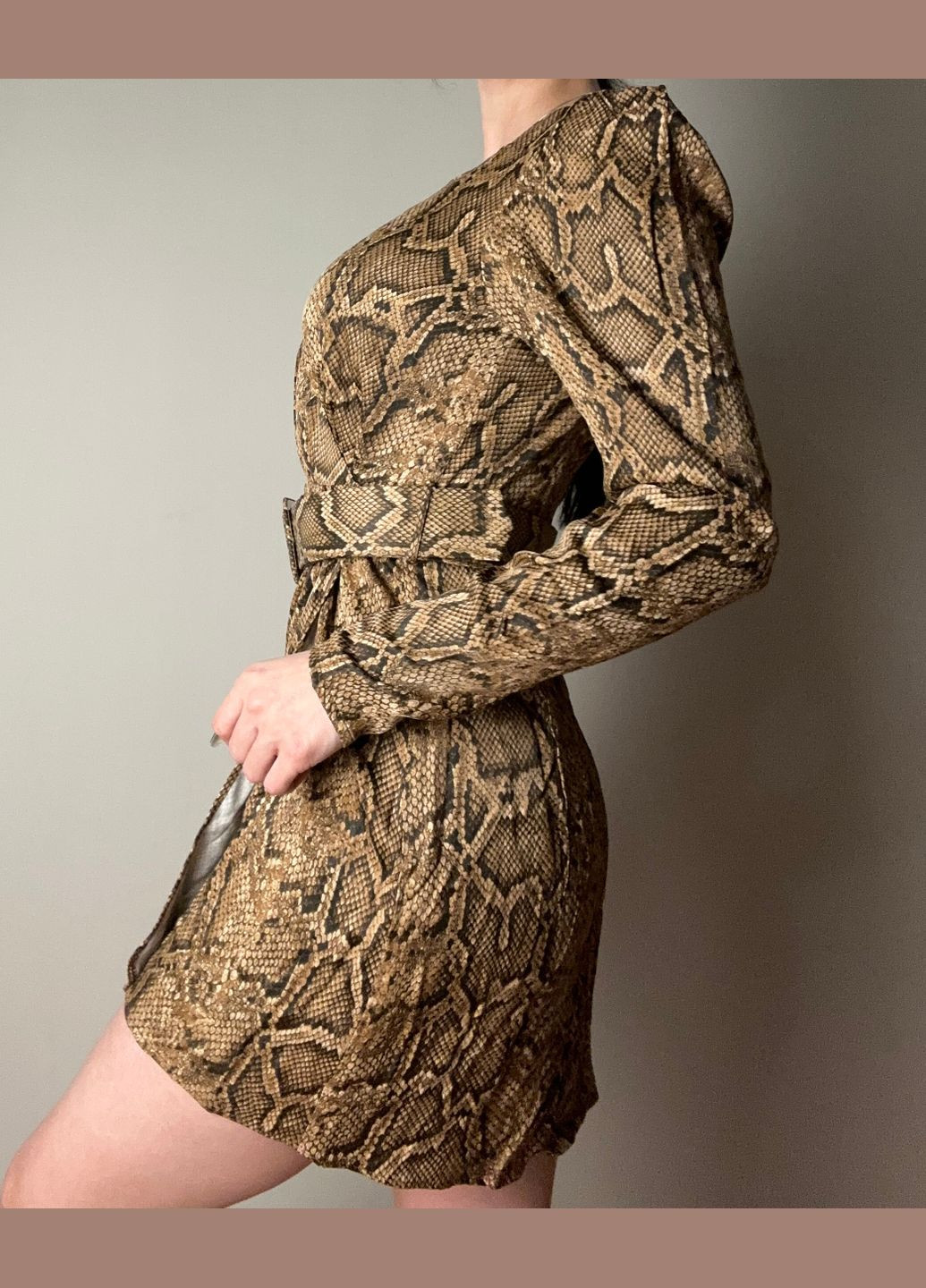Коричневое платье на запах с поясом Zara змеиный
