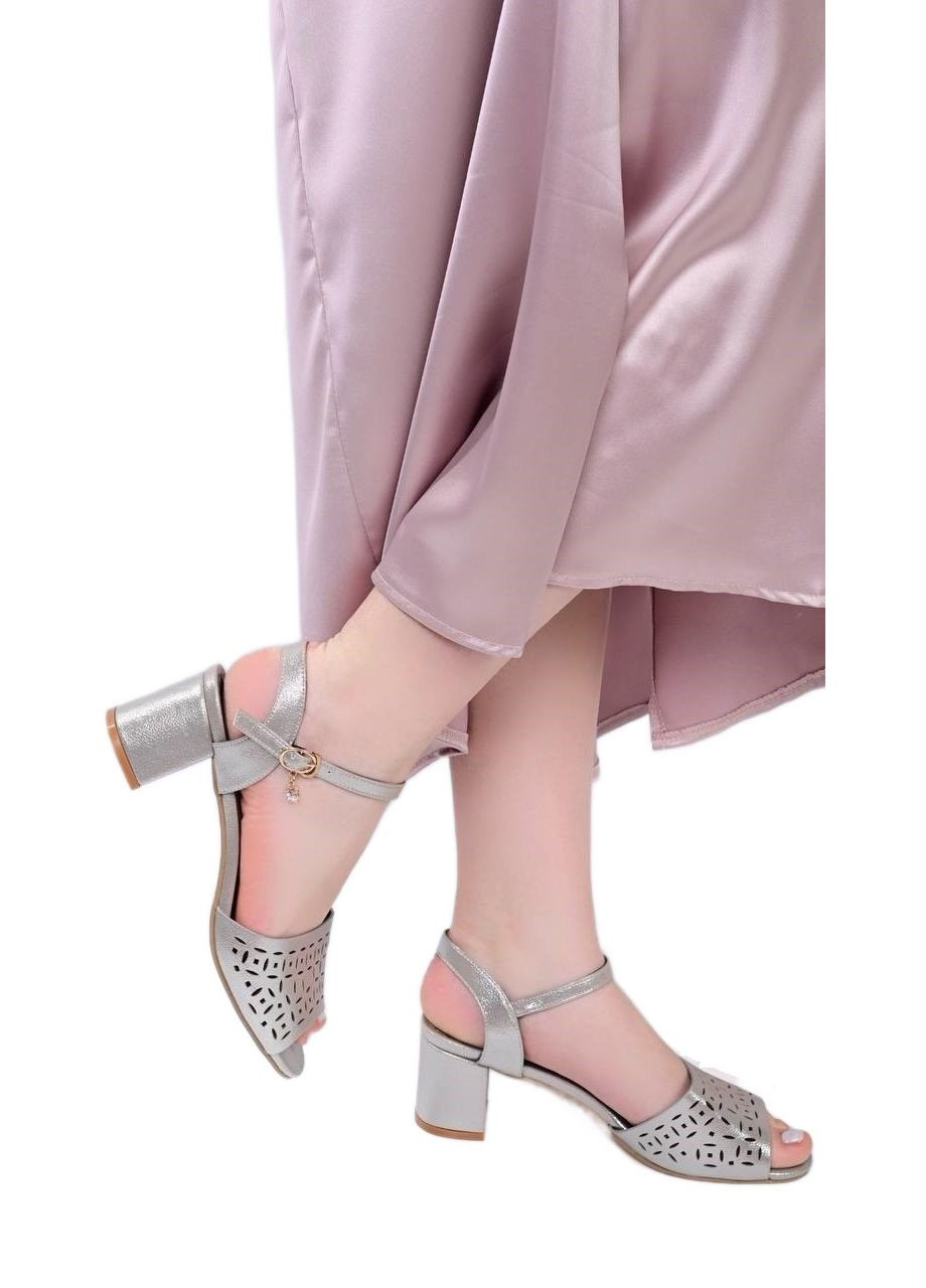 Серебряные серебристые босоножки на каблуке широкую стопу Gallop Lin с ремешком с перфорацией