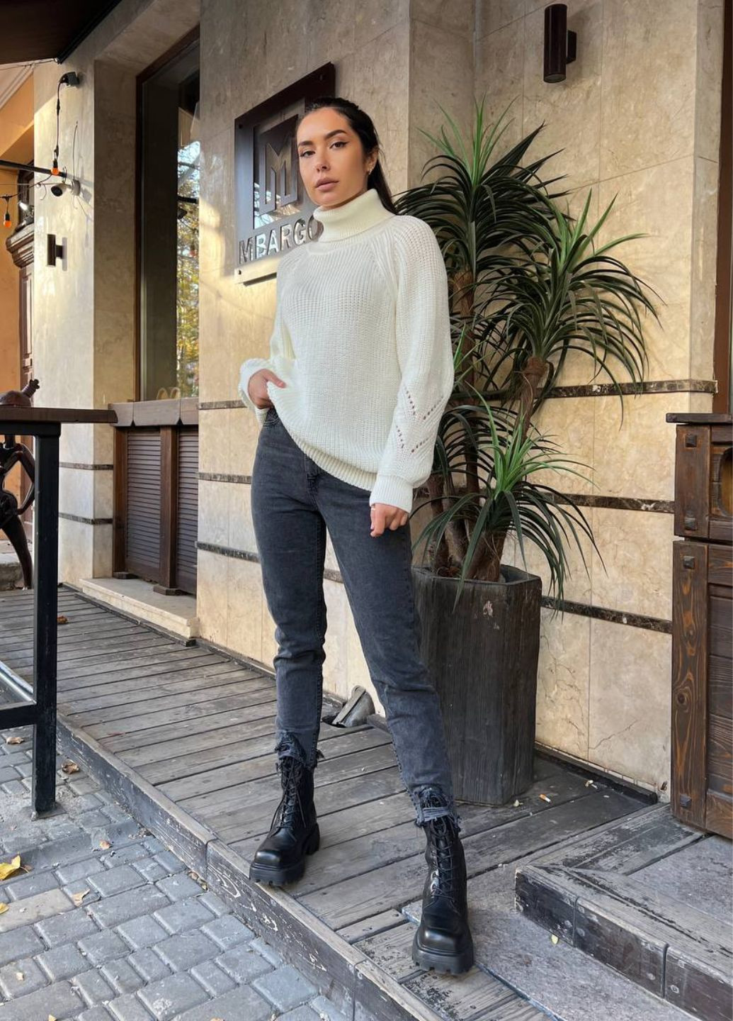 Молочный демисезонный женский свитер однотонный с горловиной и рукавом реглан Allthings