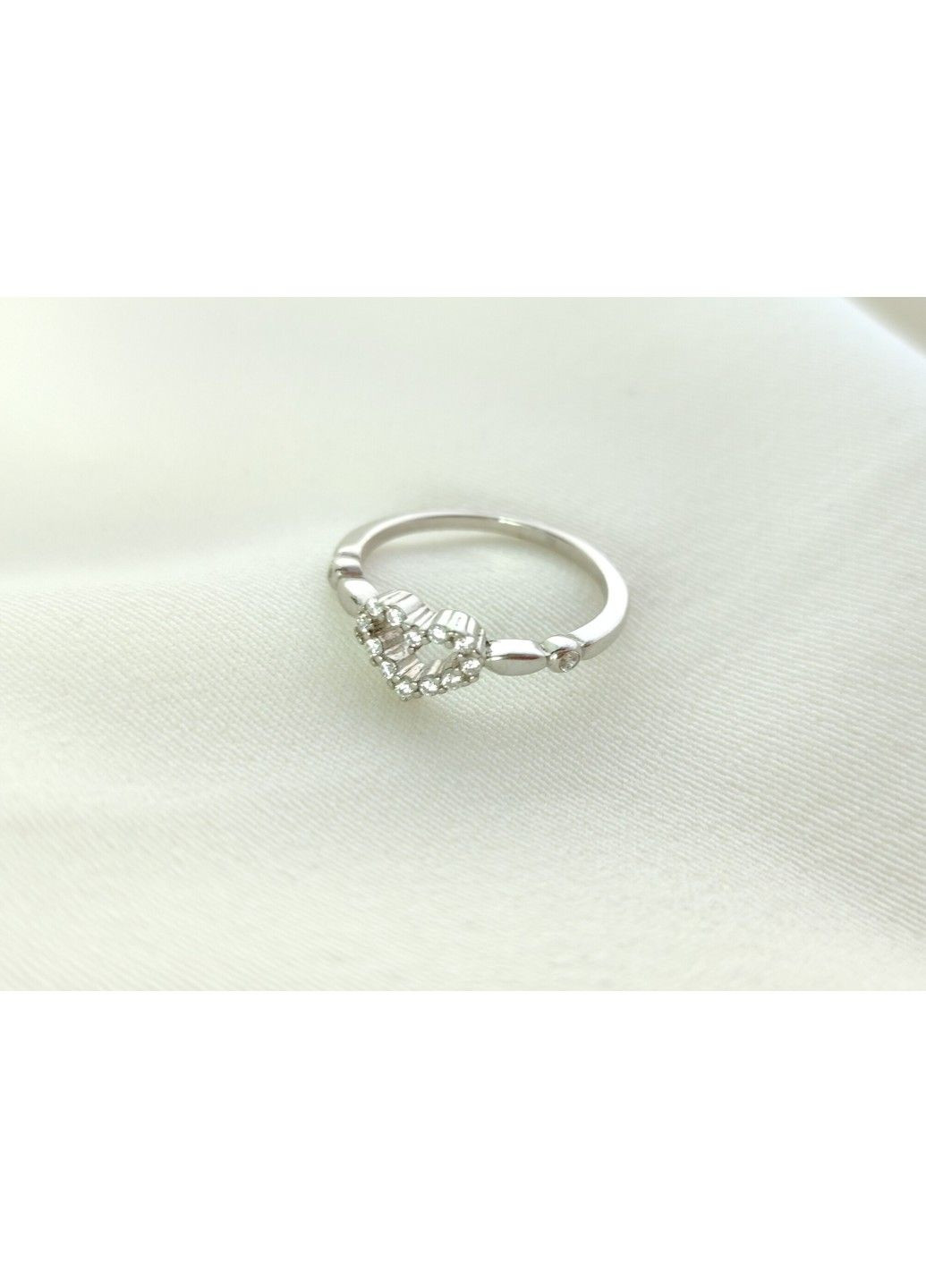 Серебряное кольцо с фианитами сердечко 17р UMAX (291018310)