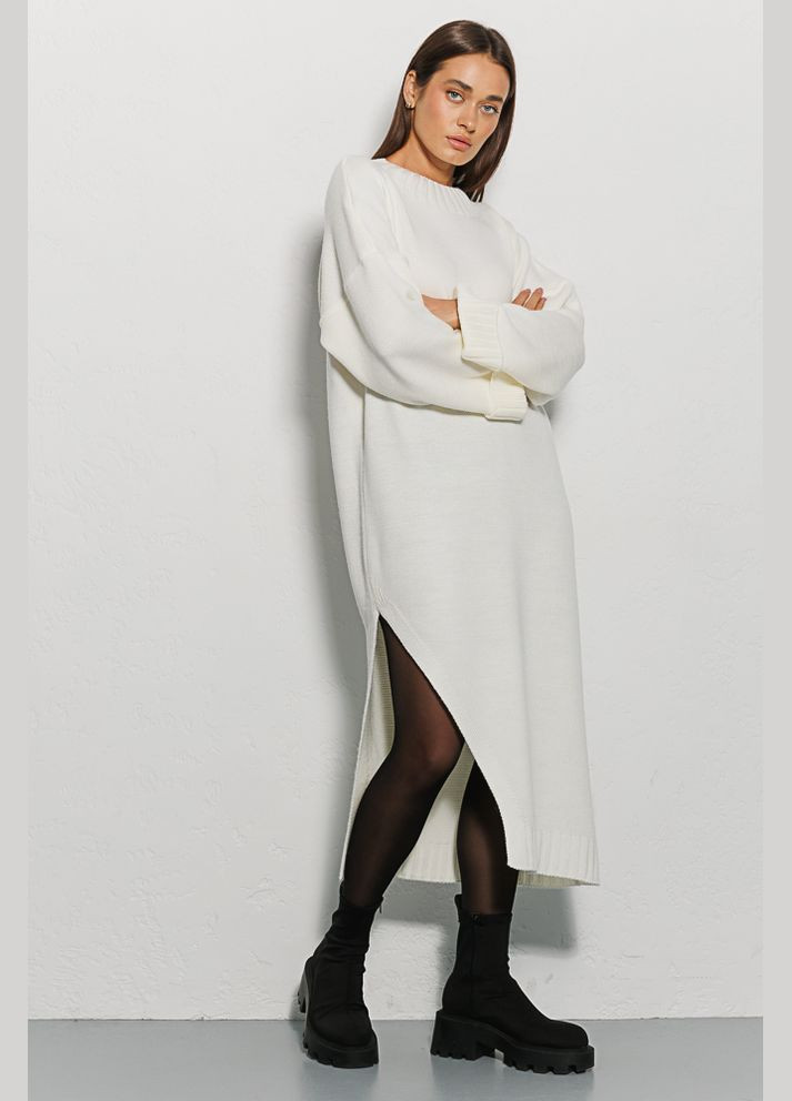 Молочное вязаное платье меди молочное с высоким разрезом сбоку Arjen