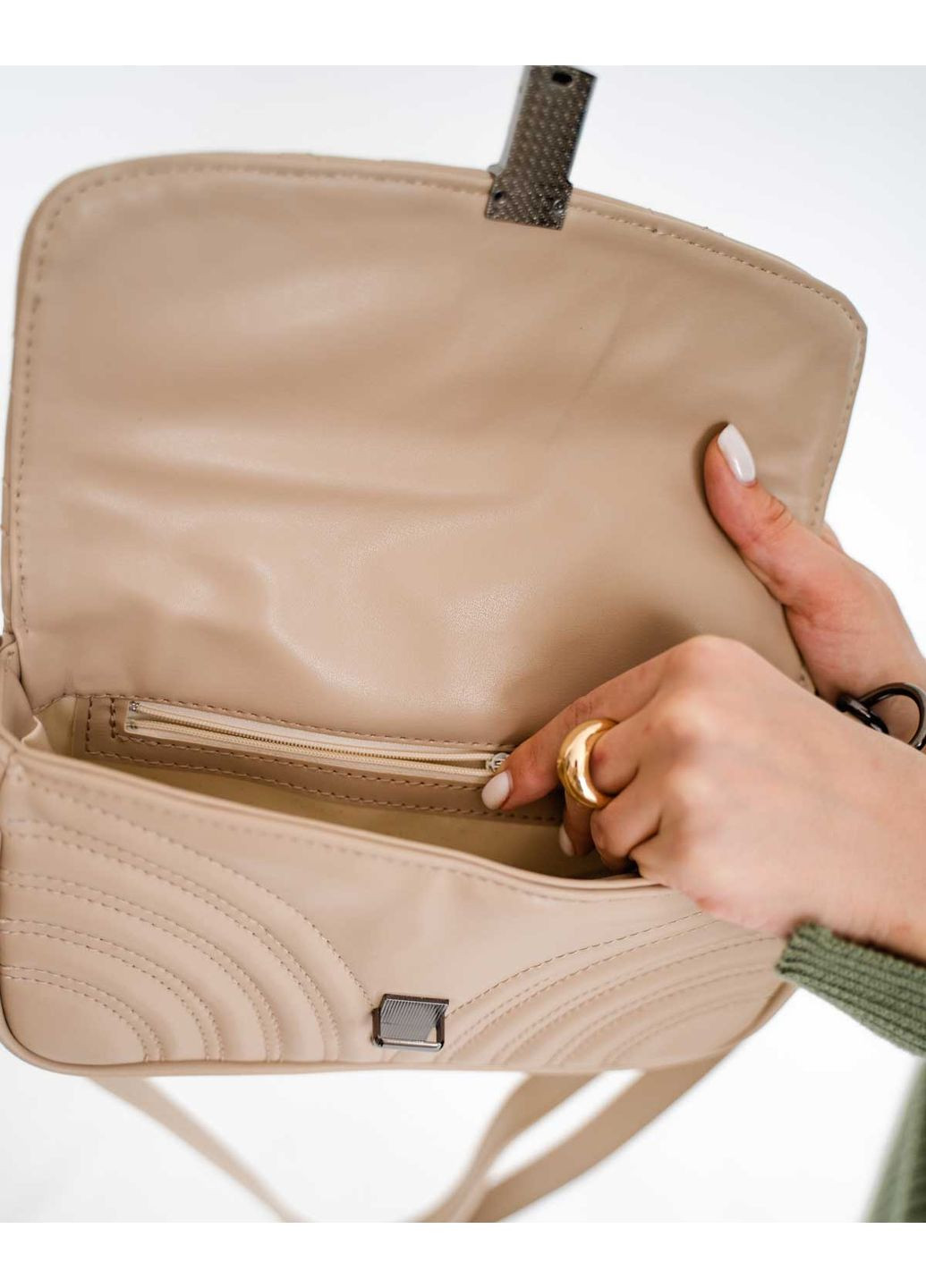 Жіноча сумка бежева екокожа молодіжна стьобана сумка з плечовим ременем та замком ProDobro (367265208)