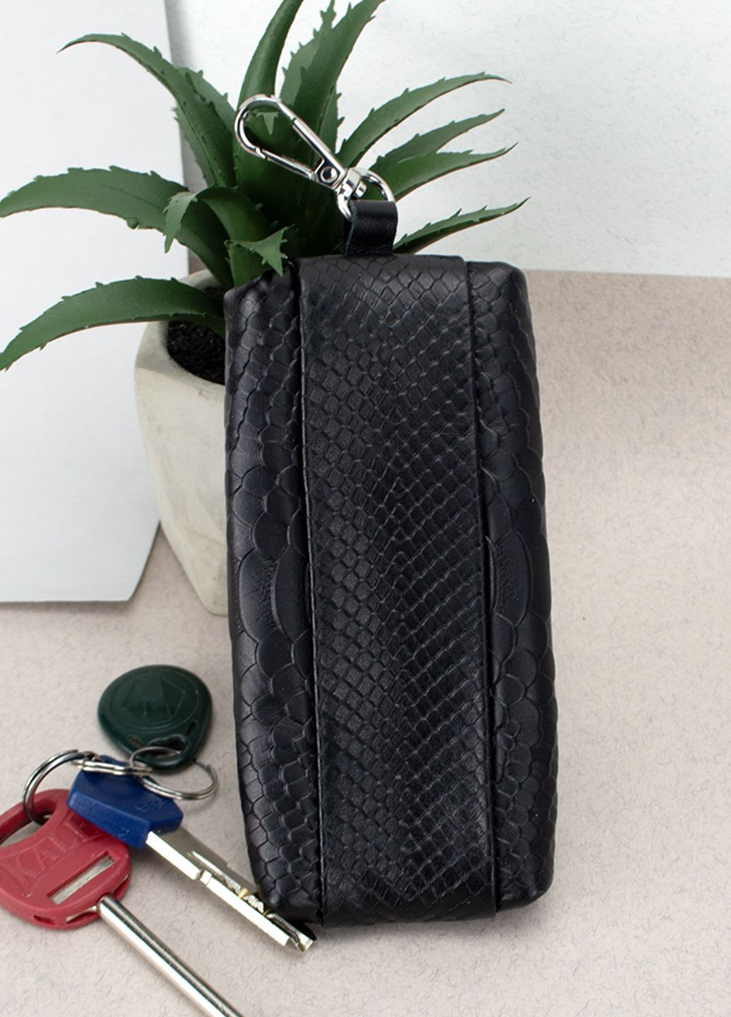 Ключниця жіноча шкіряна на блискавці Classic (чорний пітон) з карабіном HandyCover (280924874)
