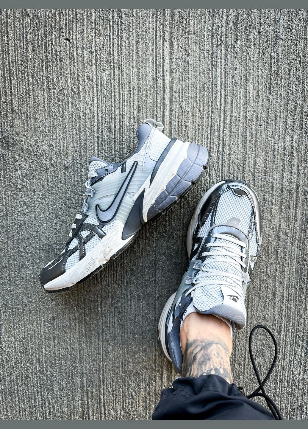 Сірі всесезон кросівки чоловічі і жіночі nike v2k runtekk white metalic silver gray | найк в2к рантекк сірі білі No Brand
