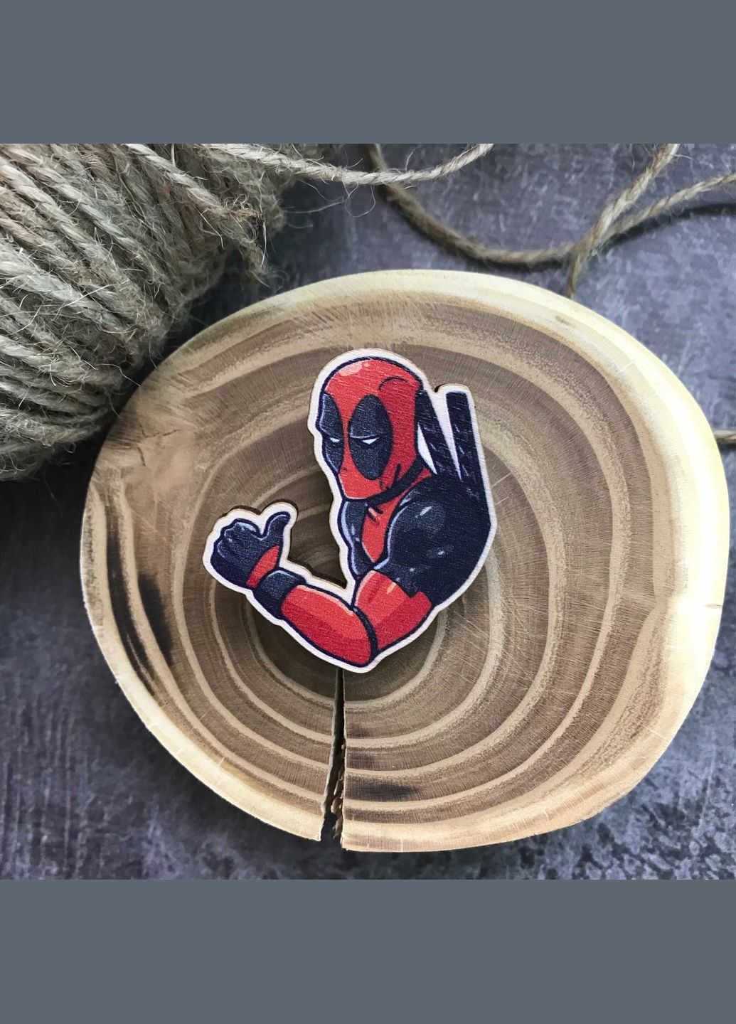 Значок из дерева "Дэдпул" Cozy-Up (291162283)