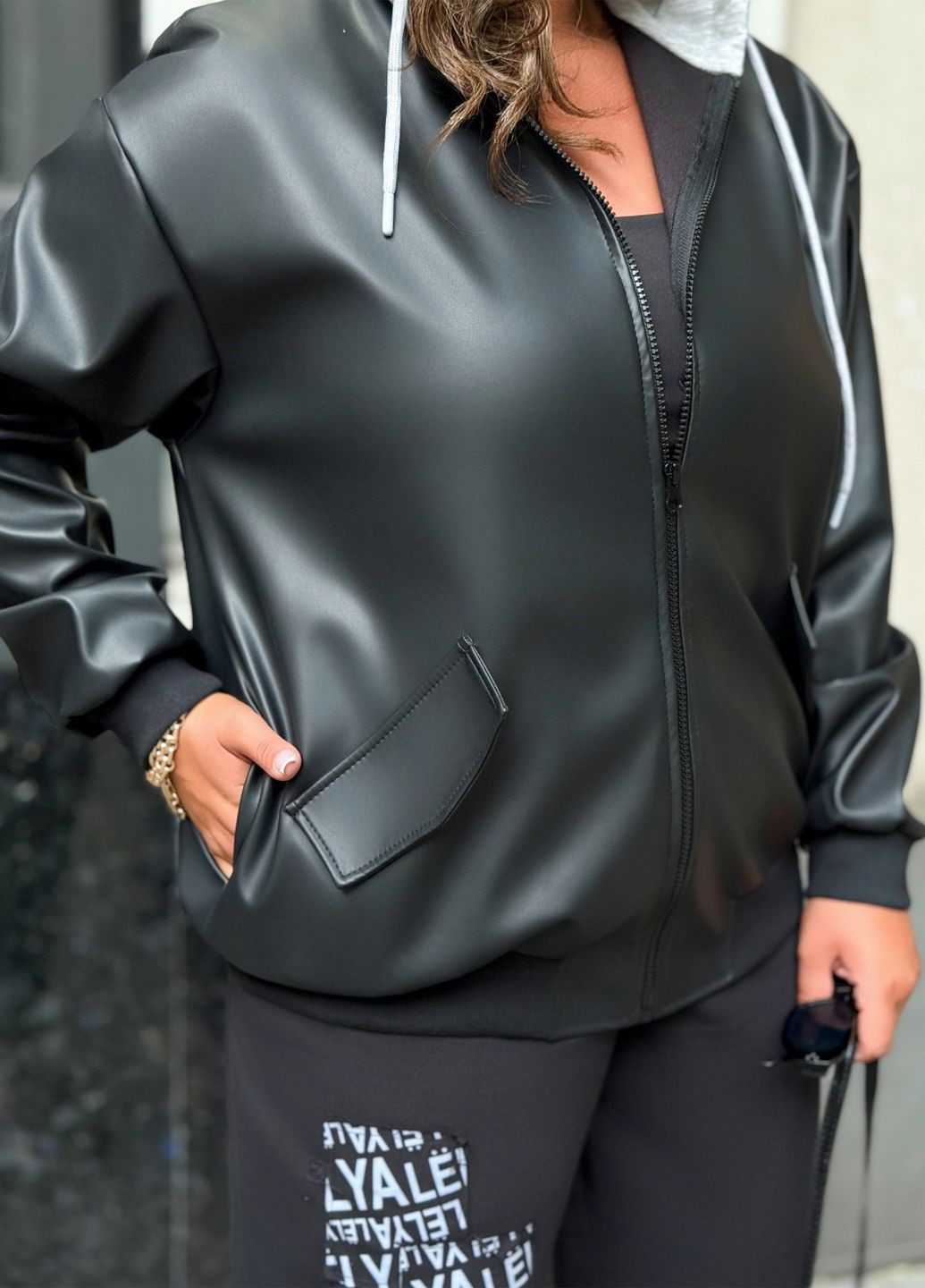 Бомбер женский из экокожи оверсайз фасона с капюшоном на молнии (358932080)