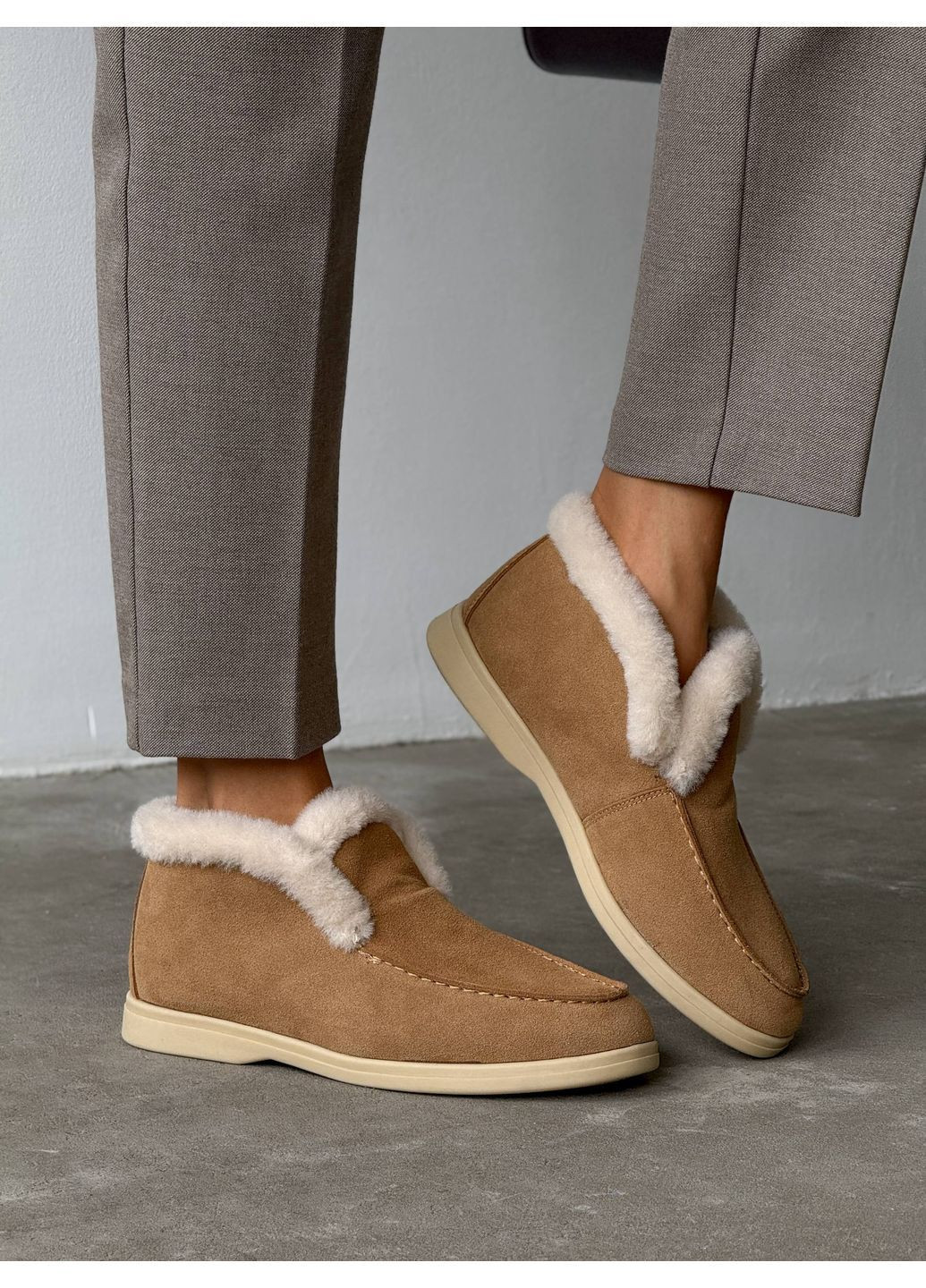 женские зимние лоферы из натуральной замши с мехом, рыжие, на низком ходу. No Brand