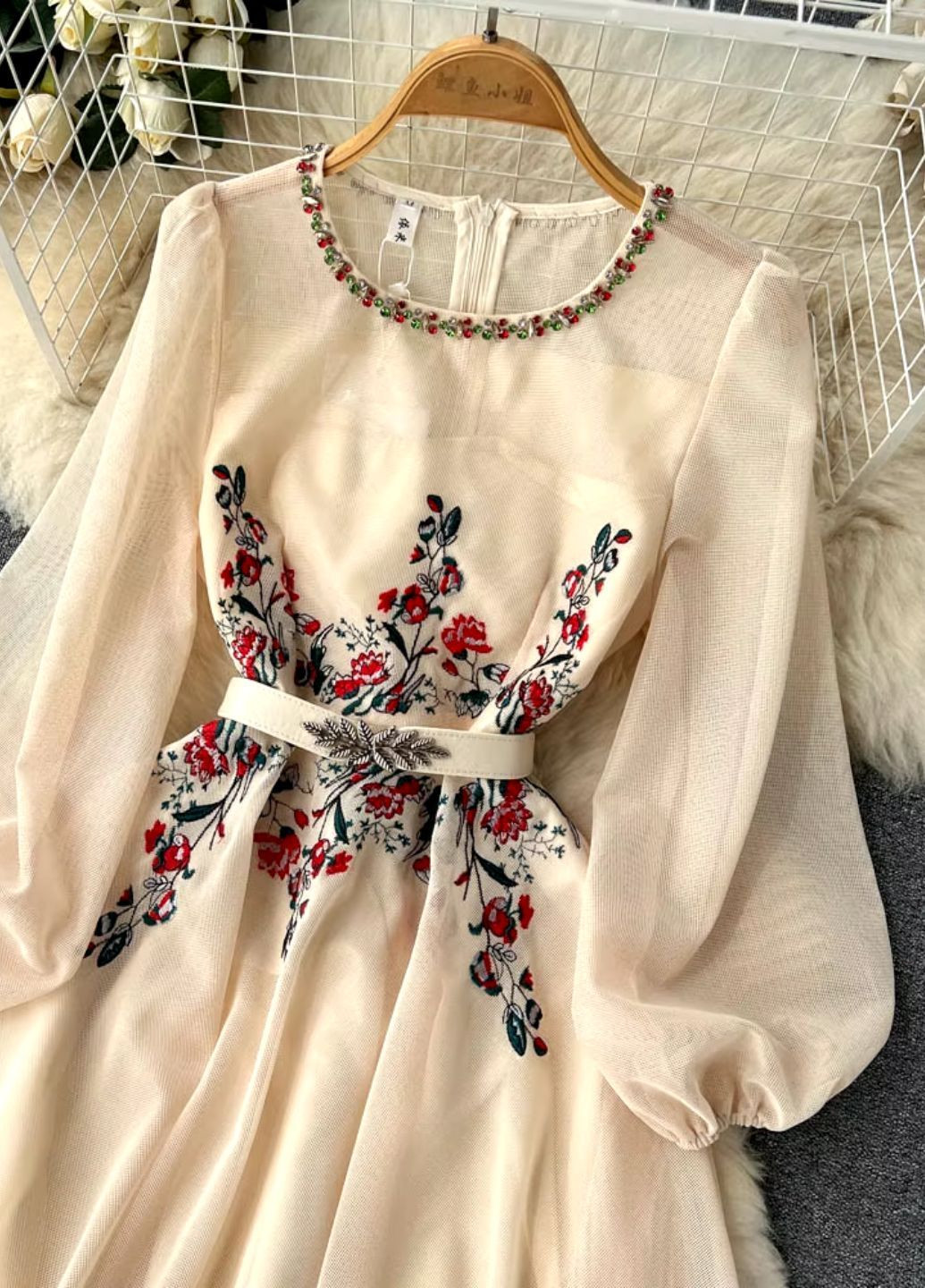 Бежева вечірня сукня жіноча ошатна з вишивкою No Brand