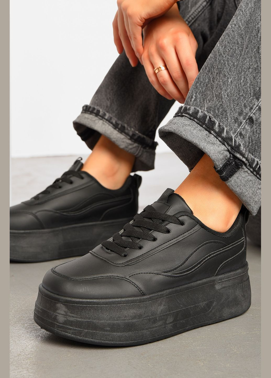 Кроссовки женские черного цвета на шнуровке Let's Shop чёрные демисезоны (317318907)