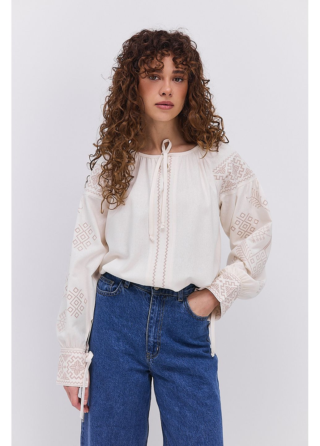 Молочна жіноча вишиванка молочна з бежевою геометрією гладдю і завязками на манжетах Arjen льон (324392957)