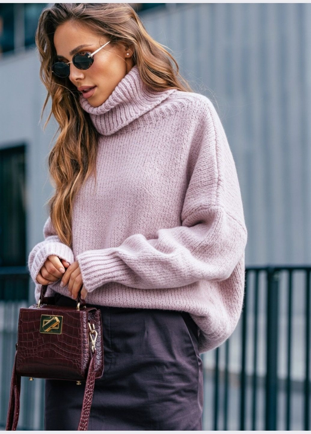 Пудровий зимовий светр пудрового кольору з високим коміром Dressa